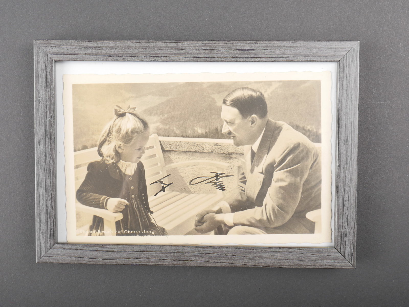 Autographe du Chancelier allemand. Autograph of the German Chancellor.: Autographe du Chancelier allemand. Carte postale representant le Chancelier allemand a l Obersalzberg. Signature manuscrite. Sous cadre moderne. A noter une legere usure et patine de la piece. Etat II