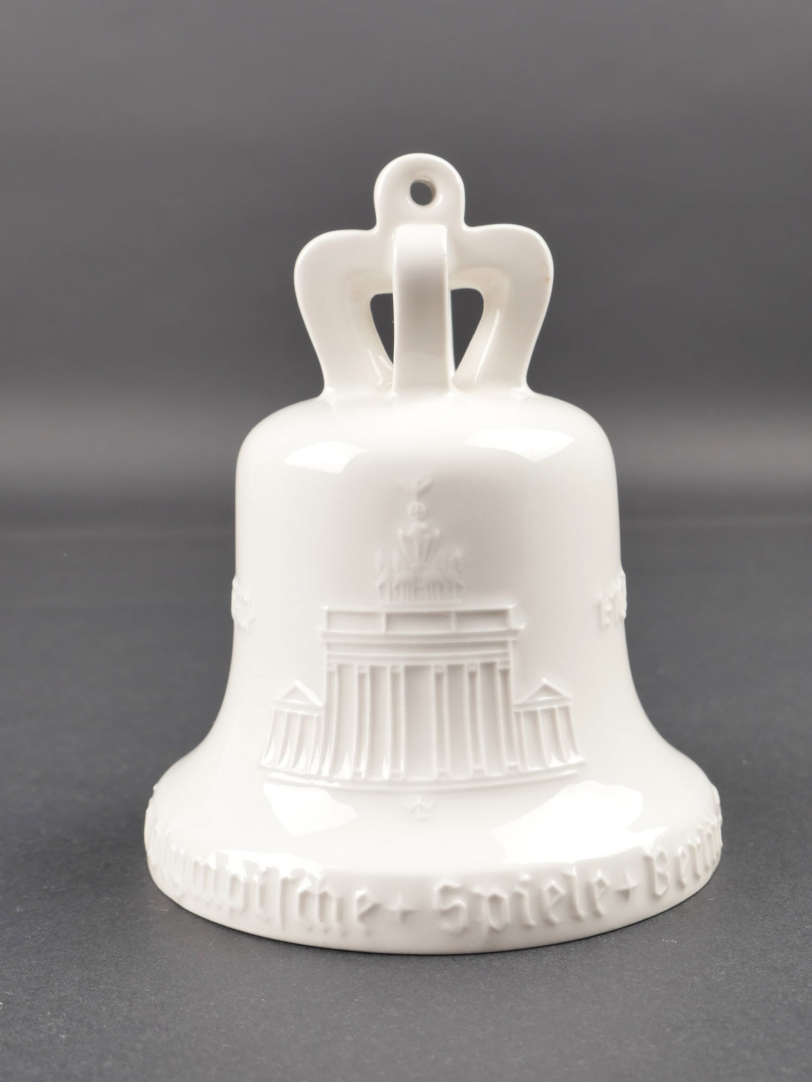 Cloche des jeux olympique de Berlin 1936. Bell from the 1936 Berlin Olympic Games.: Cloche des jeux olympique de Berlin 1936. En porcelaine blanche. Aigle et anneau olympique en relief. Marquages Ich rufe Die Jugend der Welt 11 Olympische Spiele Berlin. Marteau manquant. A noter une 