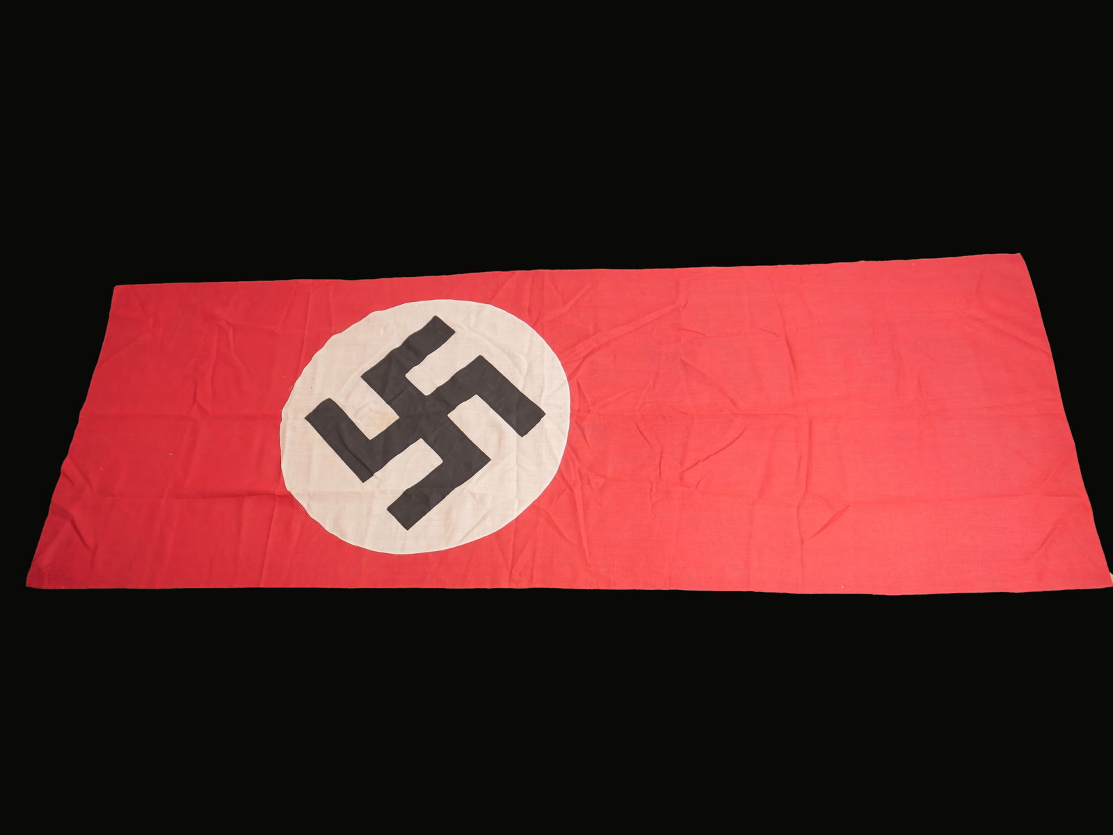 Drapeau allemand. German flag.: Drapeau allemand. En tissu coton rouge. Insignes national imprime et rapporte. Sans marquages visibles. Dimensions 325 x 120 cm. A noter une certaine usure et patine de la piece, ainsi que quelques ta