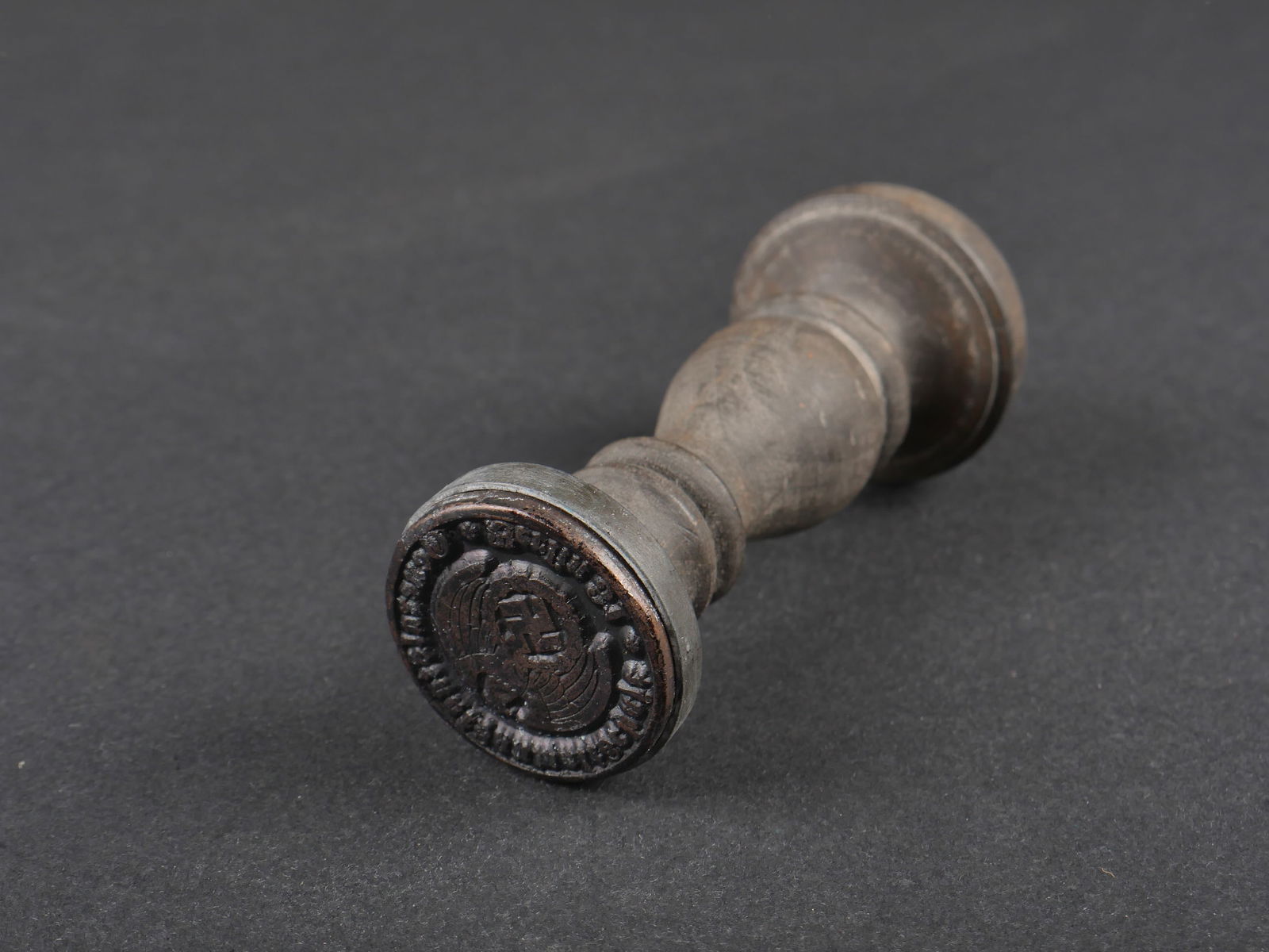 Tampon allemand. German stamp.: Tampon allemand. Manche bois. Tampon en metal, marquages Generalstaatschaft Berlin 31. A noter une certaine usure et patine de la piece. Etat II+. German stamp. Wooden handle. Metal stamp, marked Gene