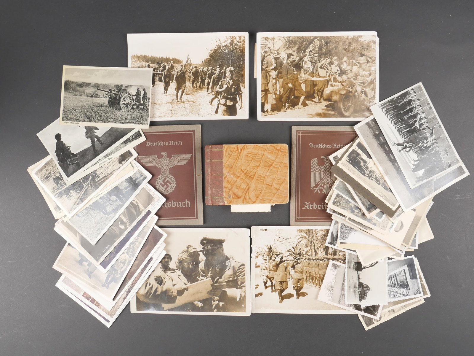 Photos et cartes postales. German postcards.: Photos et cartes postales. Comprenant six cartes postales, dont trois representant le Chancelier allemand. Huit cartes postales representant des scenes de combat. 29 photos representant des soldats al