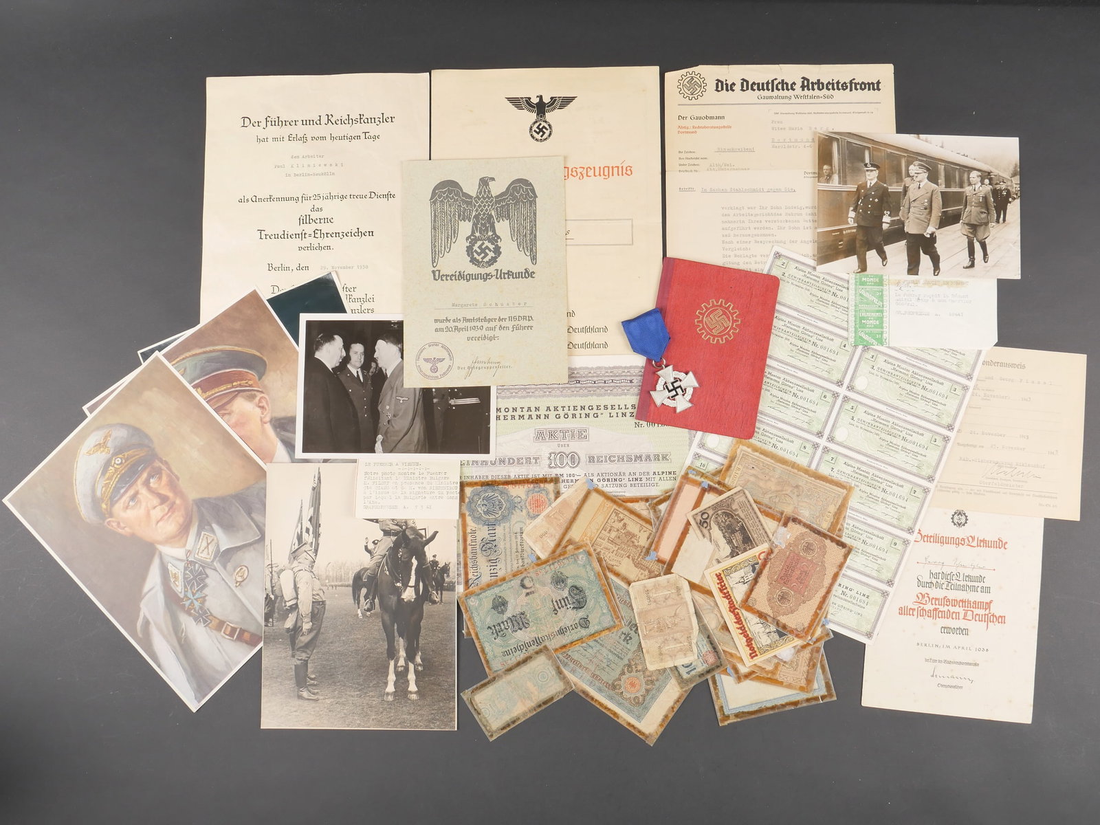 Documents allemand. German documents.: Documents allemand. Comprenant un livret du DAF. Une planche de billets Alpine Montan Aktiengesellschaft Hermann Goring Linz. 100 Reichsmark Alpine Montan Aktiengesellschaft Hermann Goring Linz. 26 bi