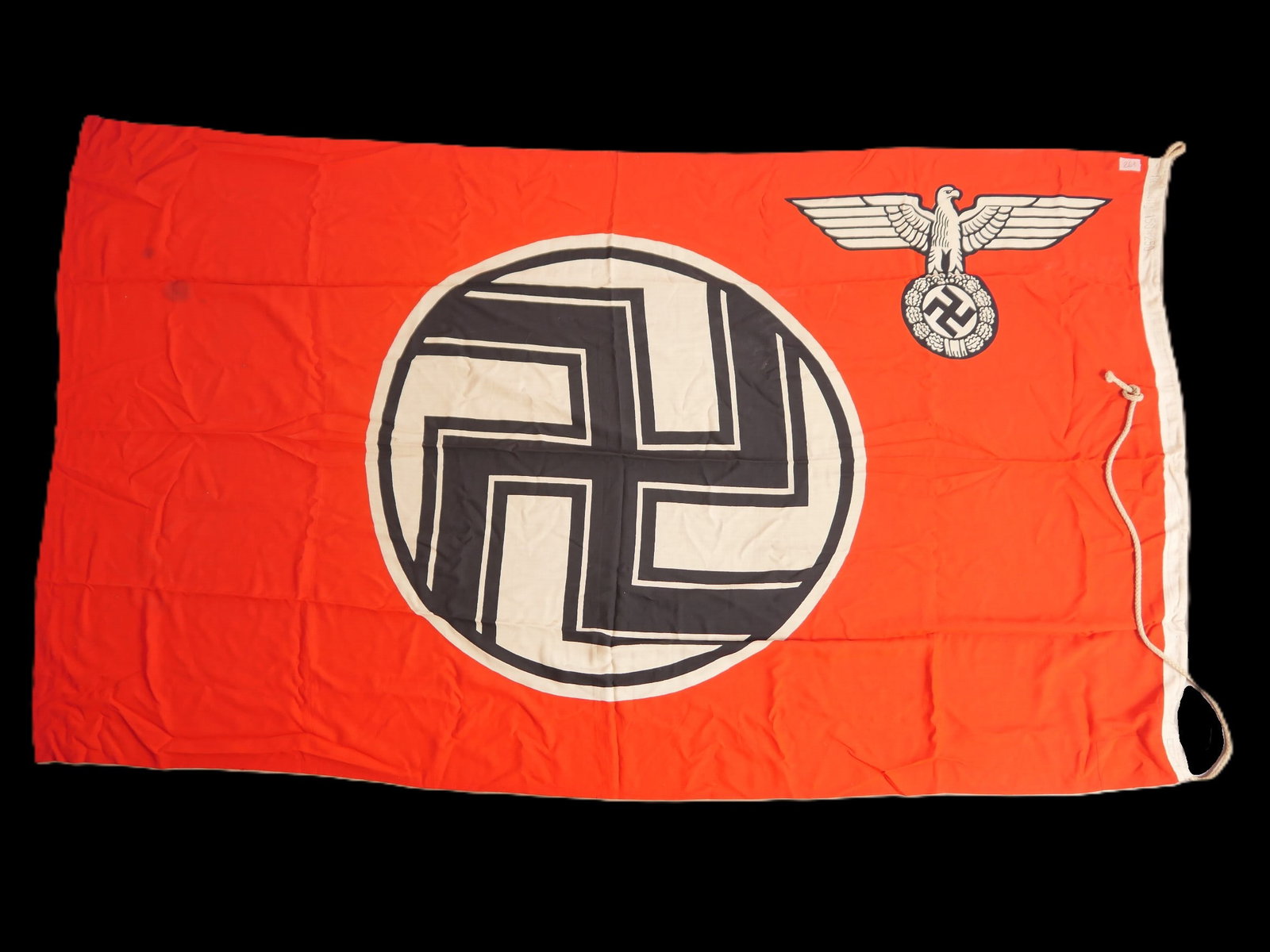 Drapeau allemand. German flag.: Drapeau allemand de la ville de Selestat en Alsace. Reichskriegsflagge en tissu coton rouge, modele imprime. Biface. Les cordons d attache au mat sont presents. Marquages Reichsflg. Dimensions 150 x 2