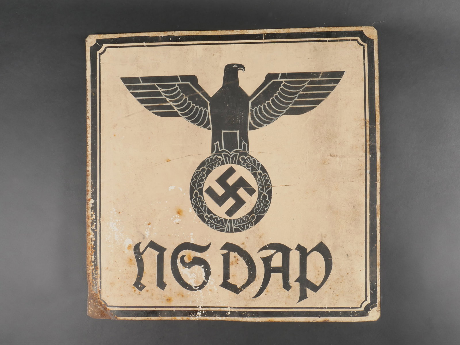Plaque NSDAP. NSDAP Plaque.: Panneau NSDAP. En metal. Bordure de couleur noir. Fond blanc. Aigle allemand et mention NSDAP peint en noir. Dimensions 51 x 50 cm. L authenticite de la piece n est pas garantie. A noter une certaine 