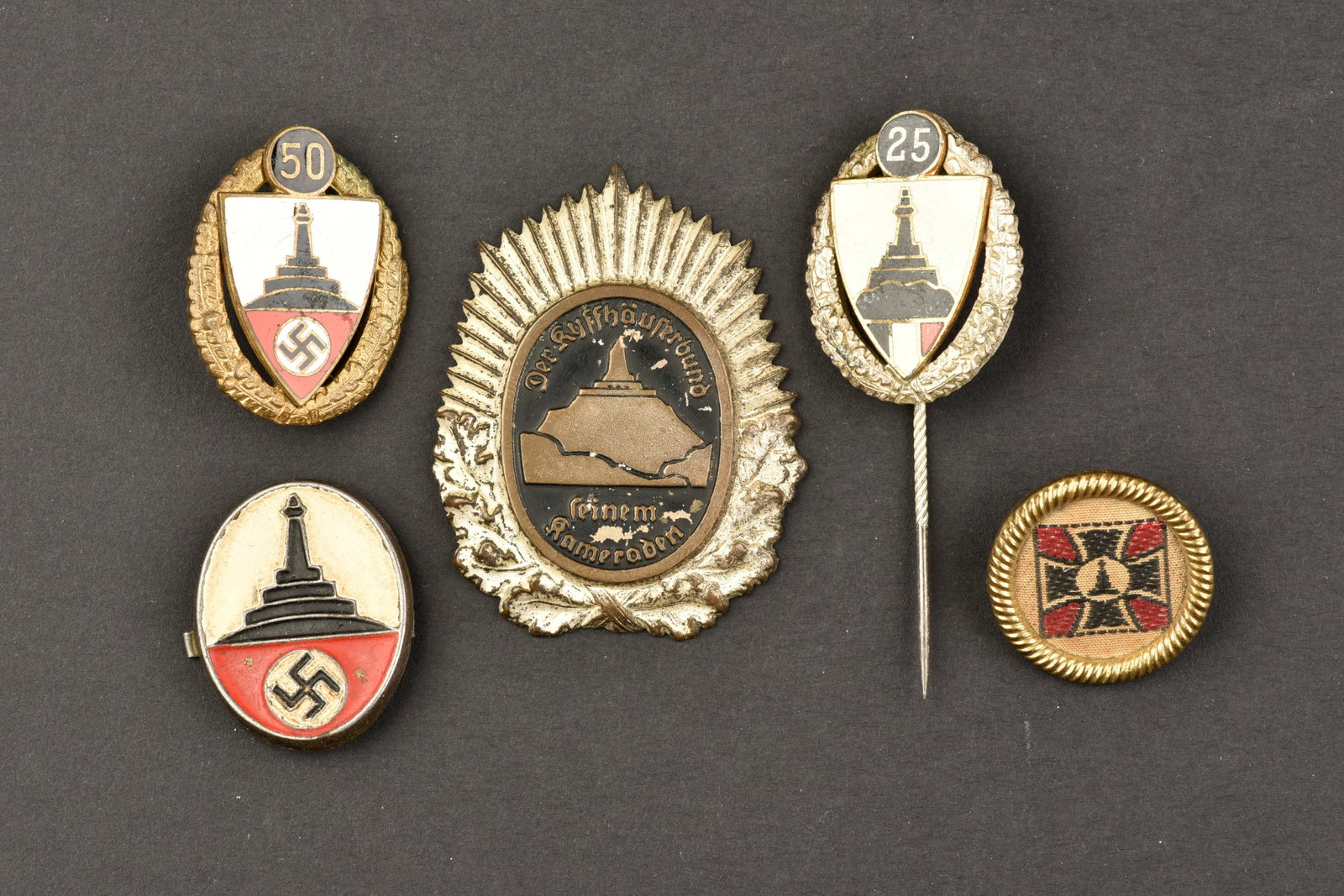 Insignes des anciens combattant. Veterans badges.: Insignes des anciens combattant. Comprenant un insigne du Kyffhauserbund 50, en metal emaille, et feuilles de chene or, attache complete, marquages Ges Gesch 1. Un insigne en tissu et metal dore du Ky