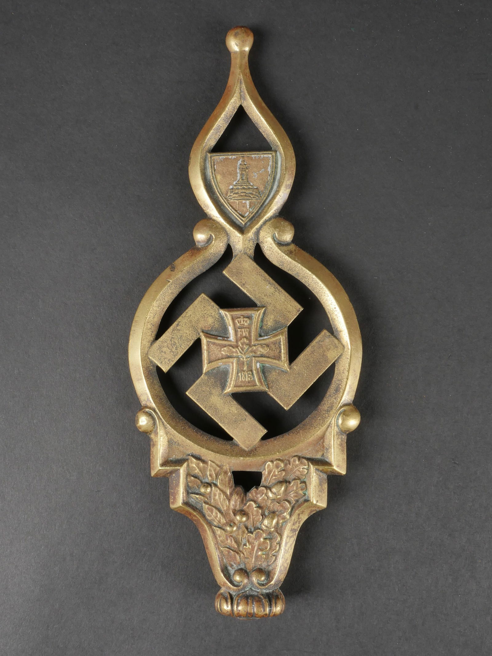 Pointe de drapeau des anciens combattant. Veterans Flag Tip.: Pointe de drapeau des anciens combattants. Modele pour le Kyfferhauserbund. En laiton. Completement depourvu de peinture. Pas de vis. Hauteur 26, 5 cm. Sans marquages visibles. A noter une certaine us