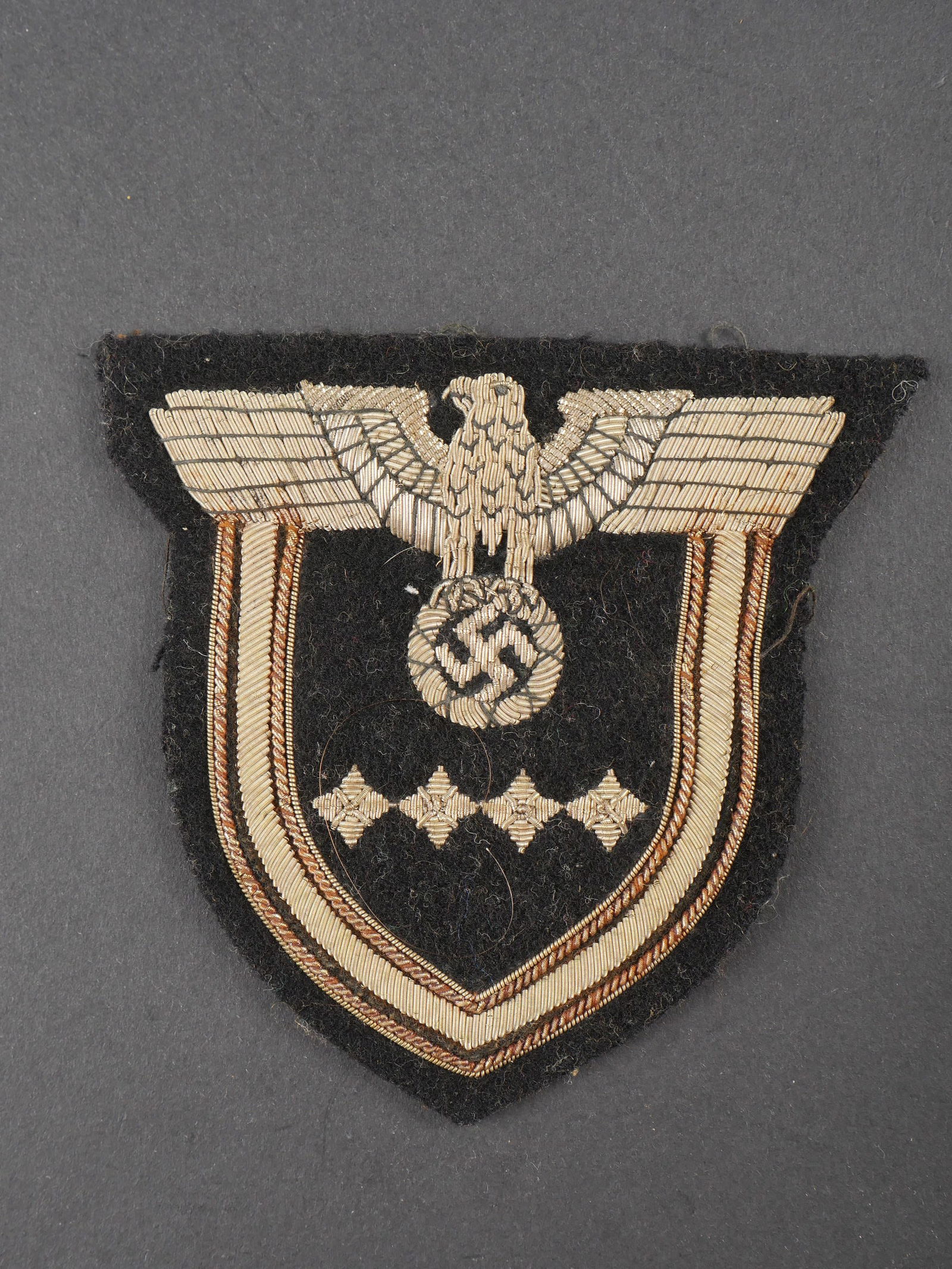 Insigne du Corps Diplomatique. Insignia of the Diplomatic Corps.: Insigne du Corps diplomatique. Broderie en cannetille argent et or. Fond en drap noir. Quatre etoiles. Dos de la piece double en tissu coton noir. A noter une certaine usure et patine de la piece. Eta