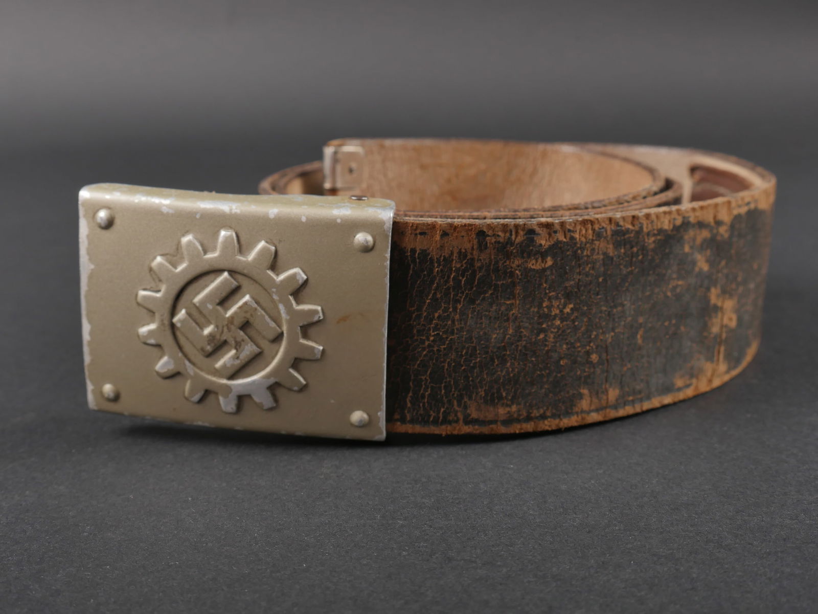 Ceinturon du DAF. German DAF belt.: Ceinturon du DAF. Ceinturon en cuir, bouclerie en metal. Marquage 13. Boucle de ceinturon en aluminium peint. Fabrication RZM M4/44. A noter une certaine usure et patine de la piece. Etat II+. DAF Bel