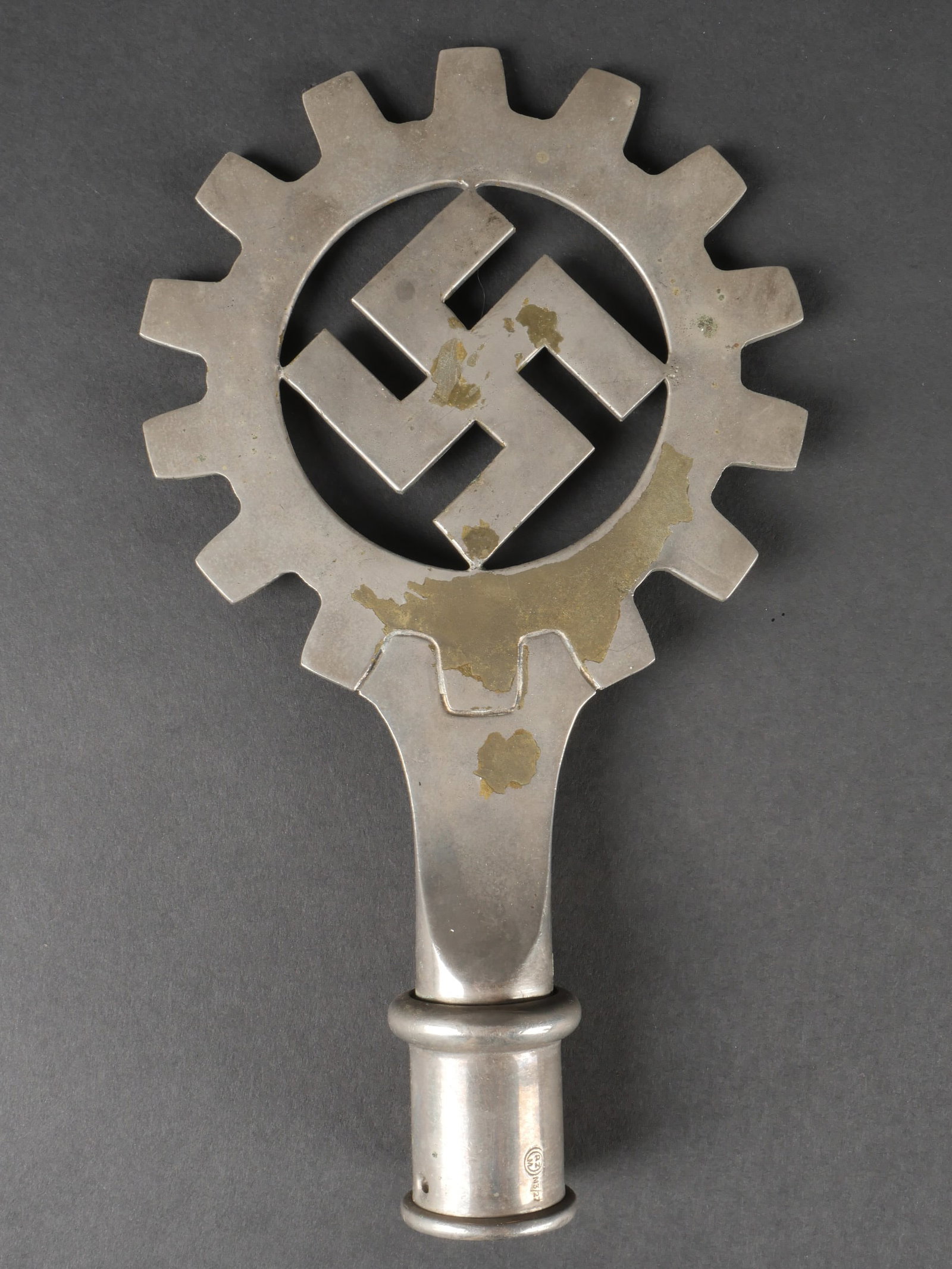 Pointe de drapeau du DAF. German DAF flagtop.: Pointe de drapeau du DAF. En metal, couleur argent presente a 70%. Fabrication RZM M3/27, correspondant au fabricant J.H. Schmidt Sohne. Hauteur 25,2 cm. A noter une certaine usure et patine de la pie
