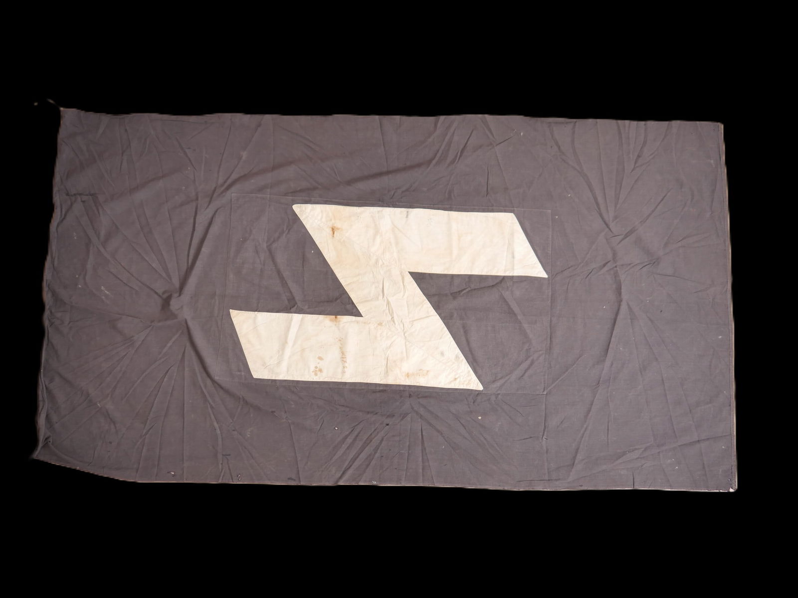 Drapeau DJ. German DJ Flag.: Drapeau Deutsche Jungvolk. En tissu coton noir. S runique fabrique en plusieurs parties et rapporte. Biface. Le mousqueton de fixation au mat est present. Le cordon est incomplet. Dimensions 110 x 200