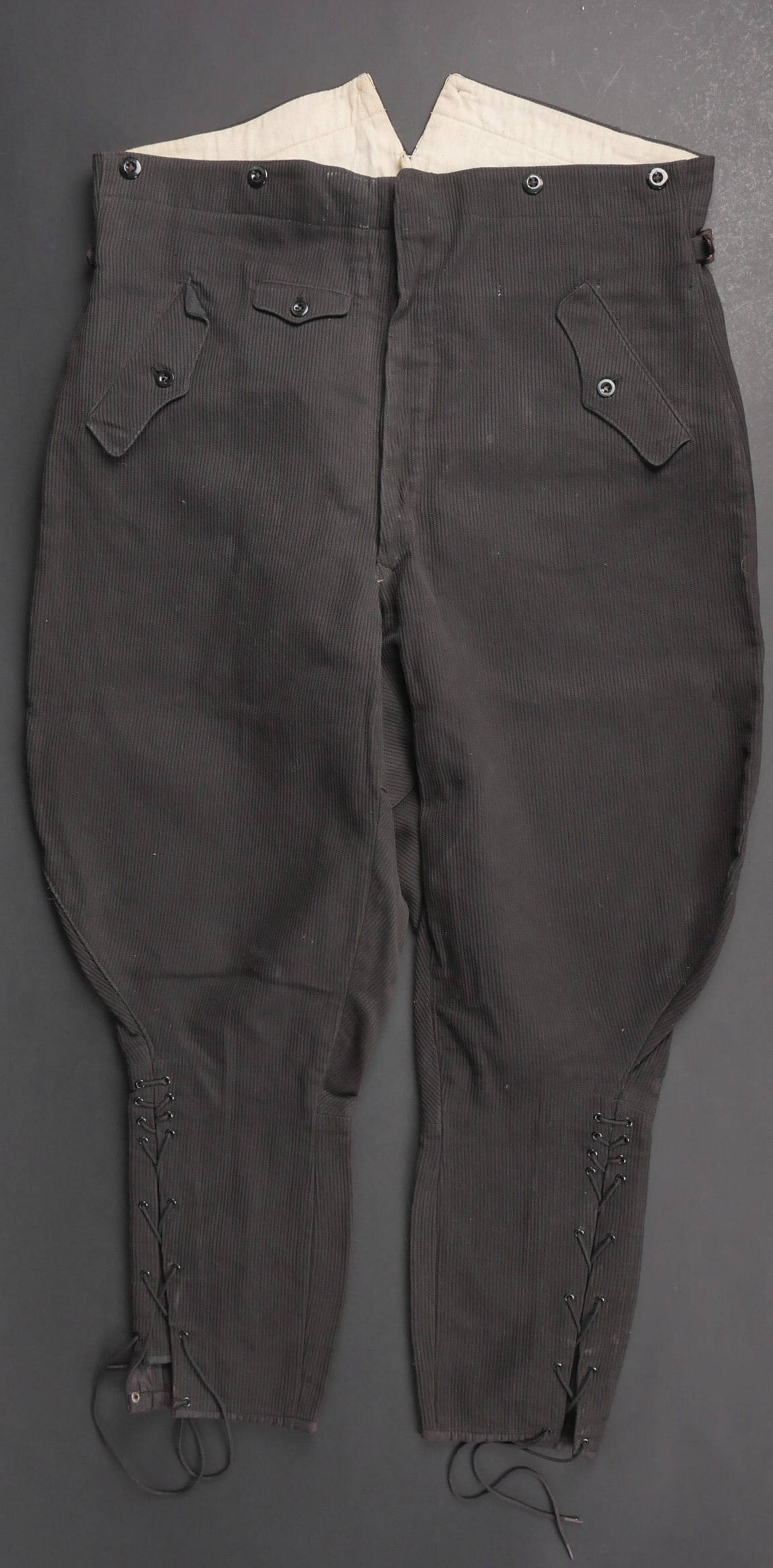 Pantalon culotte de cheval. German breeches.: Pantalon culotte de cheval. En epais tissu cotele noir. Tous les boutons sont presents. Bas des jambes fermant par un lacage. Interieur double en tissu coton blanc. Sans marquages visibles. A noter un
