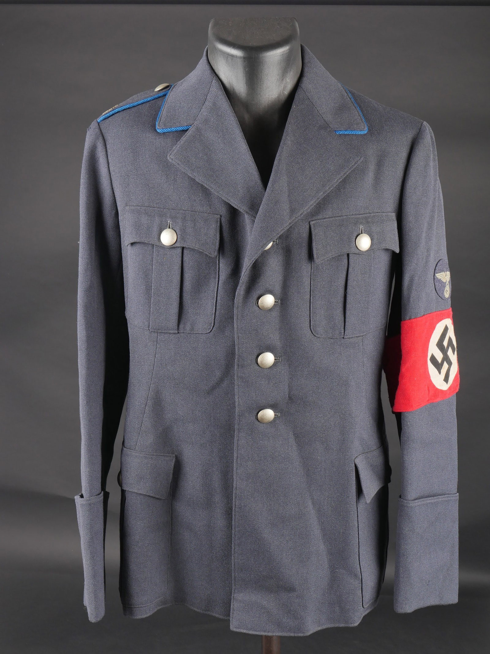 Vareuse du DLV. German DLV jacket.: Vareuse du DLV. En gabardine bleue. Lisere bleu faisant le tour du col et des pattes d epaule. Tous les boutons sont presents. Une patte d epaule disposant d un insigne metallique. Insigne de manche d