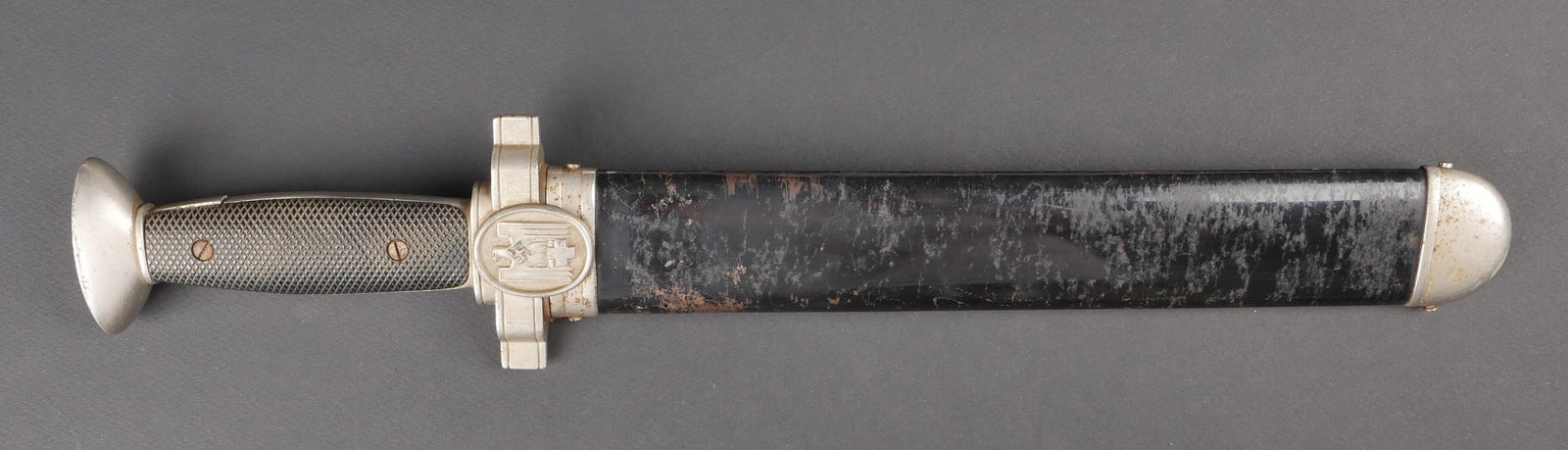 Dague DRK. German DRK dagger.: Dague DRK. Les garnitures metalliques sont en bon etat. Plaquettes en bakelite noire. Belle lame a dents de scie graissee. Marquages Ges Geschutz. Fourreau en metal, peinture noire a 60%. A noter une