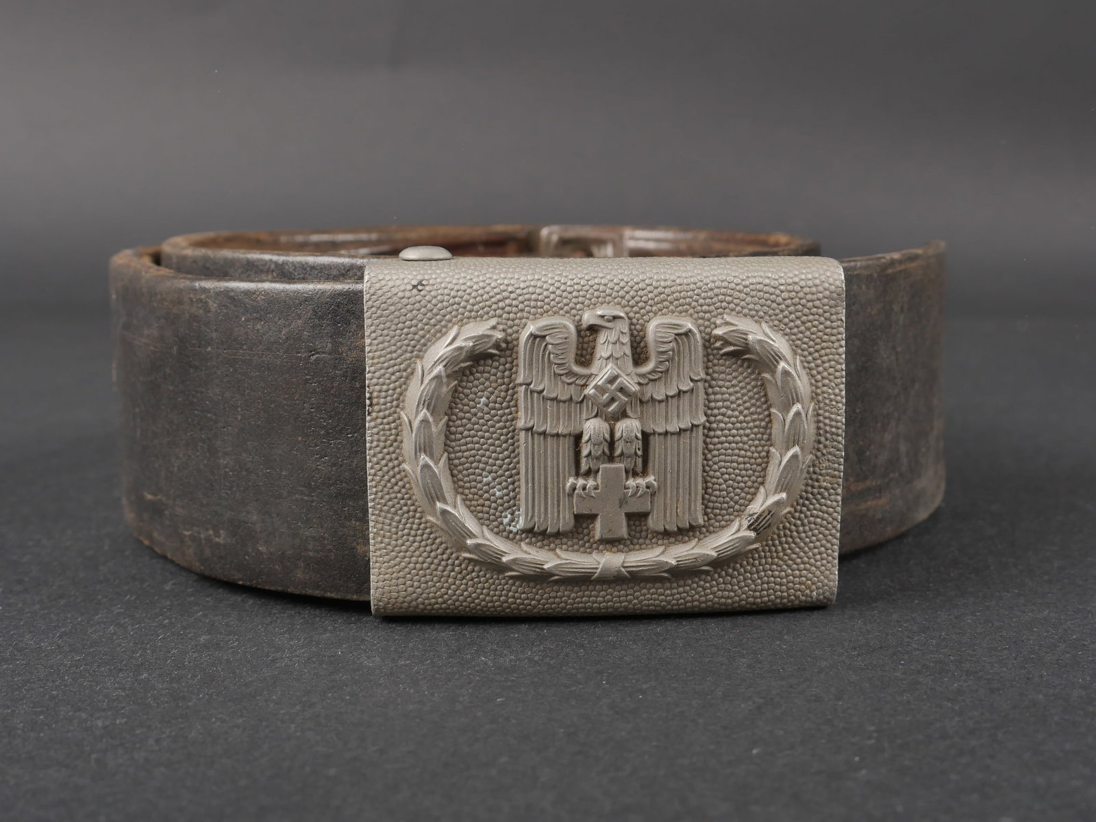 Ceinturon DRK. German DRK belt.: Ceinturon DRK. Ceinturon en cuir noir. Bouclerie en laiton. Date 1941. Taille 90. Patte de reglage en cuir complete. Boucle de ceinturon en aluminium grenele. Boucle a deux ardillons complete. Marquag