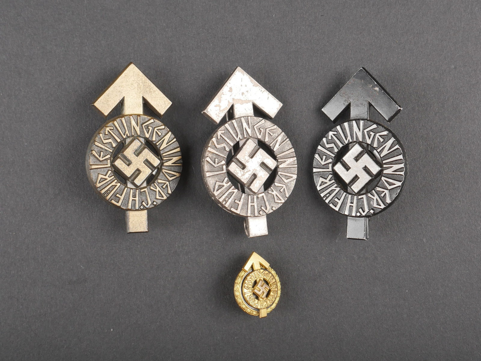 Insignes Hitlerjugend. Hitlerjugend insignias.: Insigne Hitlerjugend. Comprenant un insigne HJ Leistungen, couleur noire a 70%, numero 2278, fabrication RZM M1/101, correspondant au fabricant Gustav Brehmer, Markneukirchen, attache complete. Un ins