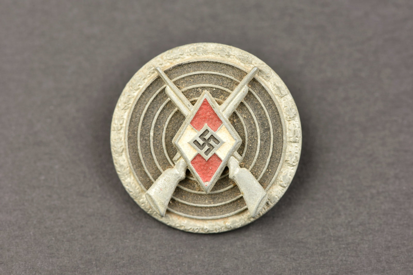 Insigne de tir HJ. HJ shooting badge.: Insigne de tir Hitlerjugend. Insigne de tir pour les snipers HJ. Schießauszeichnung fur Scharfschutzen, sans marquage visible. Couleur argent. Attache complete. A noter une certaine usure et patine d