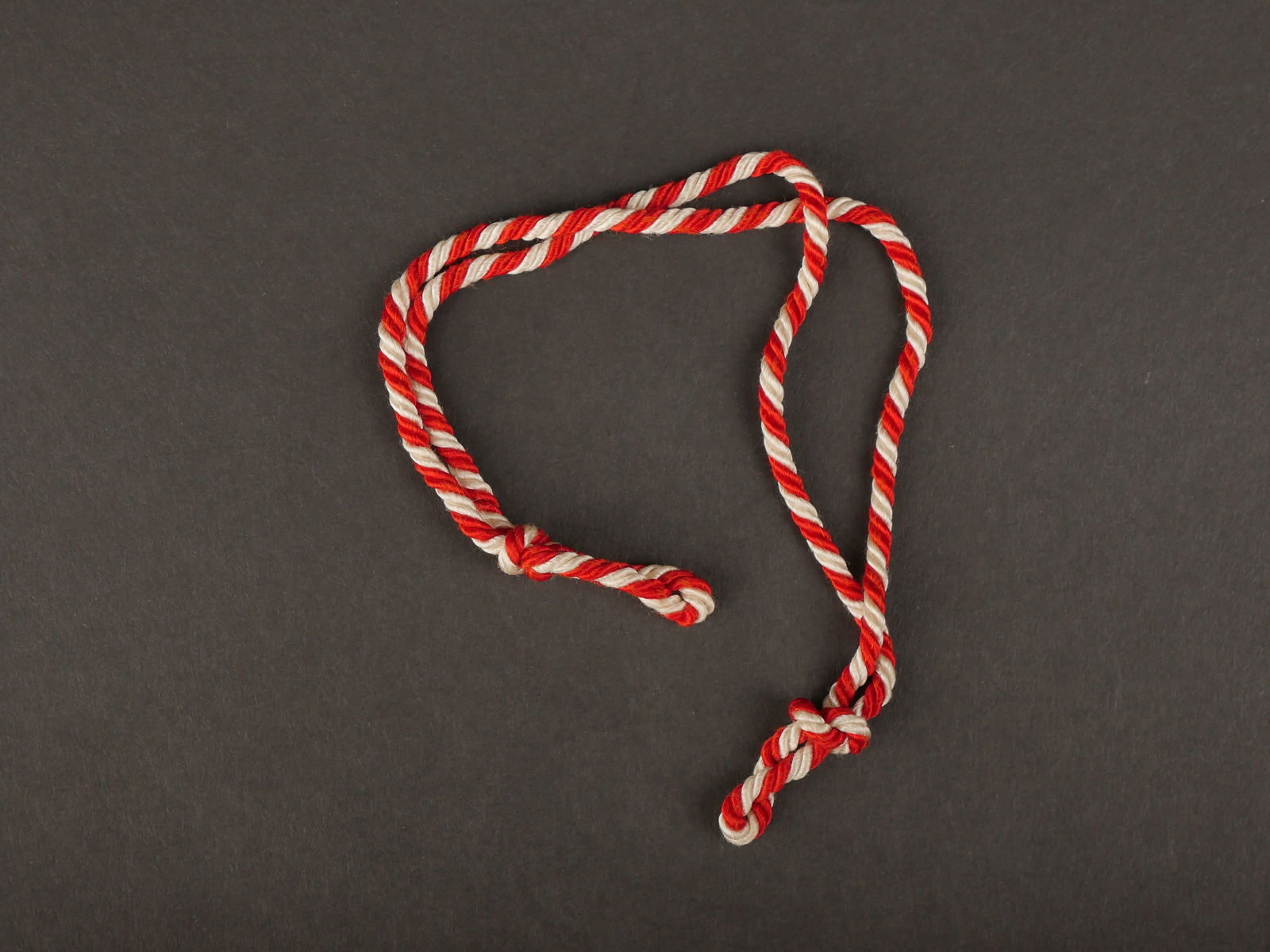 Landyard HJ. Landyard HJ.: Landyard Hitlerjugend. Deux cordons en fils blanc et rouge. A noter une certaine usure et patine des pieces. Etat II+. Landyard Hitlerjugend. Two cords in white and red wire. To note some wear and pat