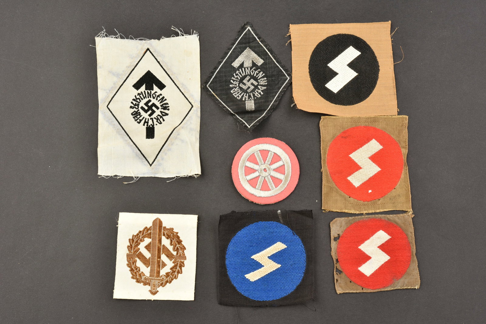 Insignes de specialite HJ. HJ insignia.: Insignes de specialite Hitlerjugend. Comprenant un insigne tisse de l Oberbann 5. Un insigne tisse Oberbann 4. Deux insignes tisse Oberbann 1. Un insigne tisse des sports, couleur or sur fond blanc, j