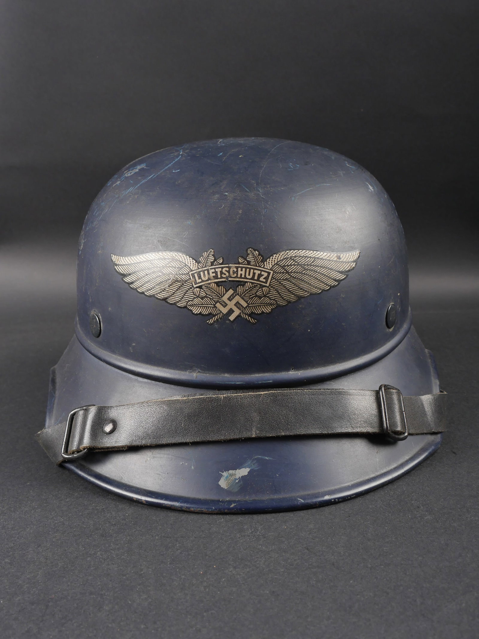 Casque de la Luftschutz. Luftschutz helmet.: Casque de la Luftschutz. Coque de type Gladiateur en metal. Peinture bleu a 80%, quelques marques d oxydation. Insigne de la Luftschutz a 90%. Etiquette dans la nuque indiquant une taille 57. Coiffe e