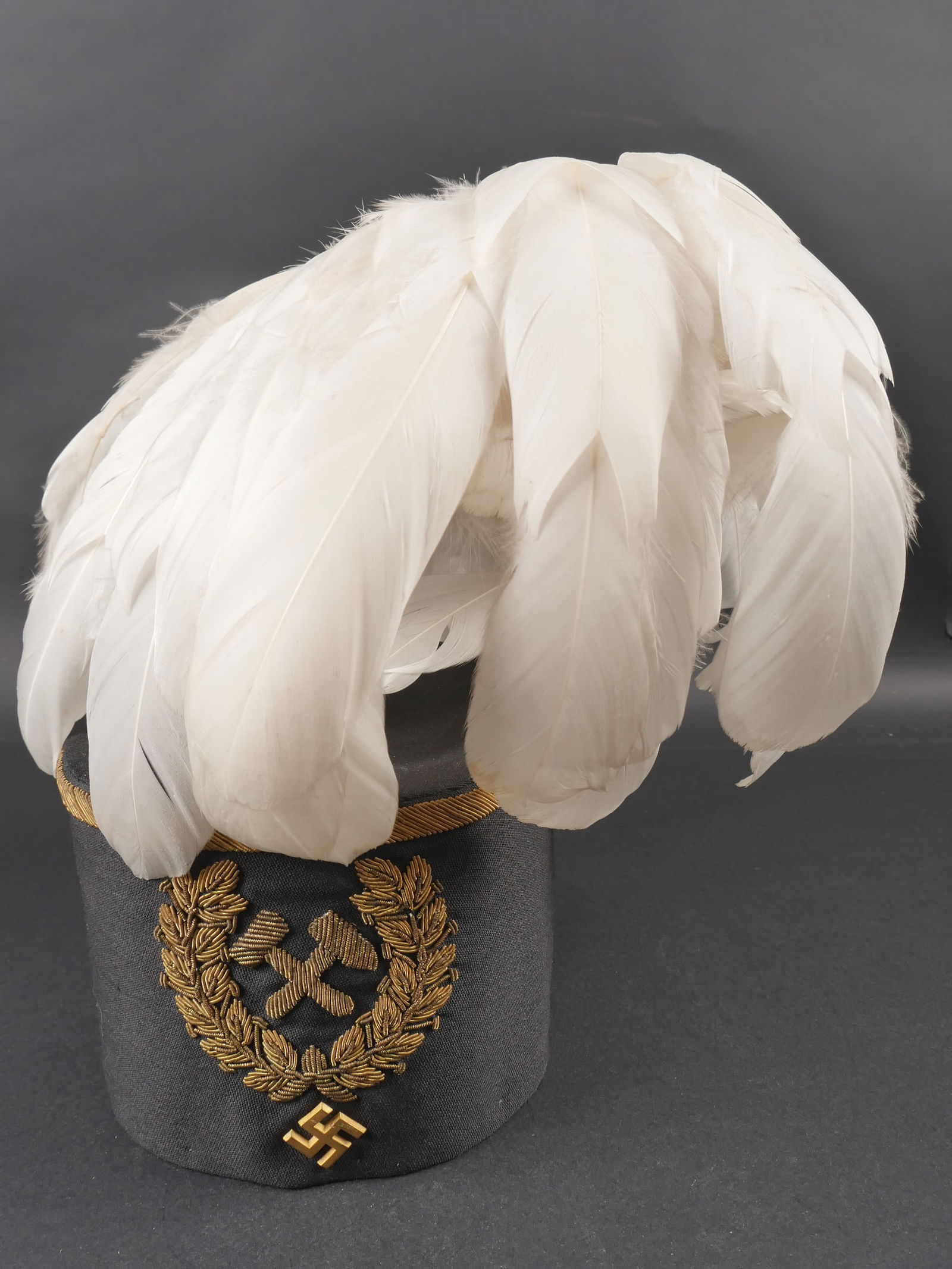 Shako de mineur allemand. German Miner s Shako.: Shako de mineur allemand. En tissu coton noir. Galon en cannetille or faisant le tour du shako. Insignes des mineur brode en cannetille or. Plumet de plumes blanches. Interieur double en satinette noi