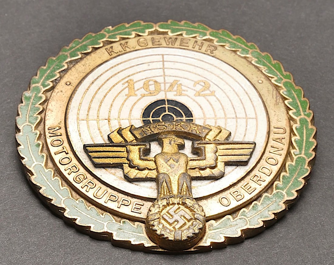 Prix de tir NSKK. NSKK shooting price.: Prix de tir NSKK. Meisterschutze. En metal emaille. Bordure doree a 80%. Bel aigle NSKK en relief. 1942. Pour une competition de KK Gewehr. Motorgruppe Oberdonau. Attache complete, fabrication Poellat