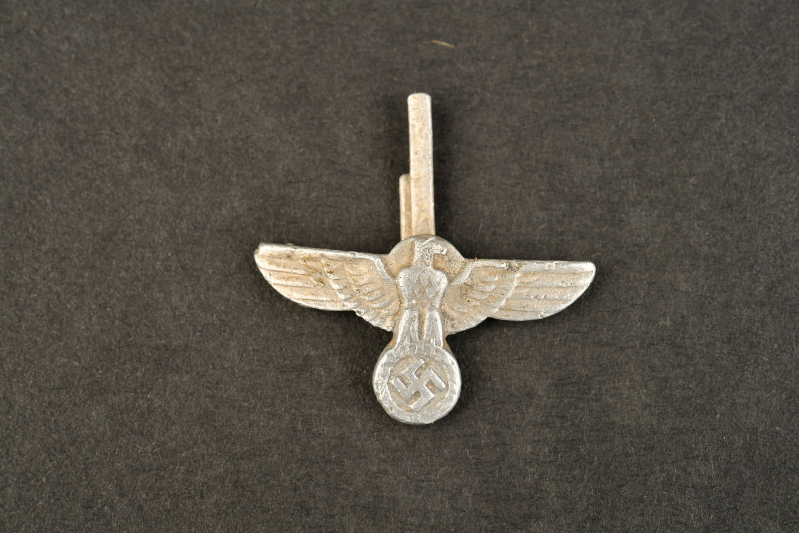 Aigle de dague NSKK/SA. SA Eagle Dagger.: Aigle de dague NSKK/SA. En metal, les pattes de fixation sont completes. Fabrication RZM M1/108, correspondant au fabricant Schroder et Co Ludenscheid. A noter une certaine usure et patine de la piece