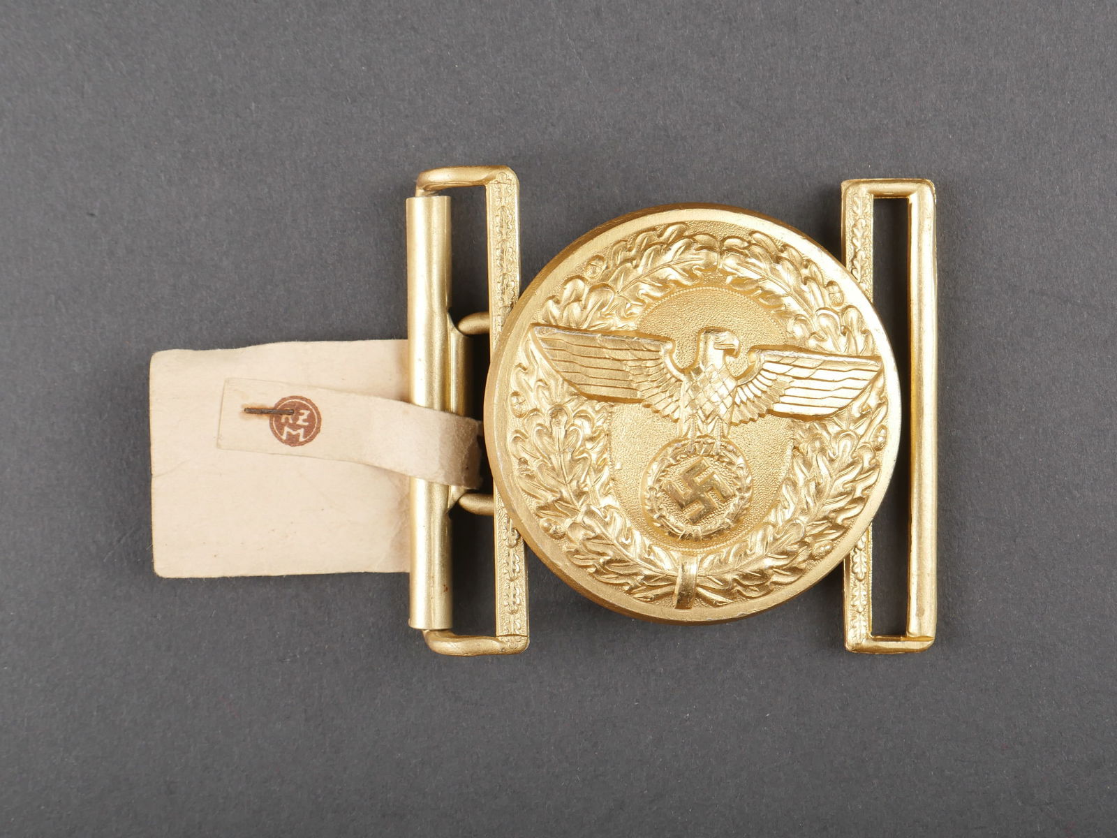 Boucle de ceinturon PL. German belt buckle.: Boucle de ceinturon de Politisches Leiter. En metal dore. Les deux boucles sont presentes. Crochet en tres bon etat. Marquages RZM M4/22, correspondant au fabricant Christian Theodor Dicke. Etiquette