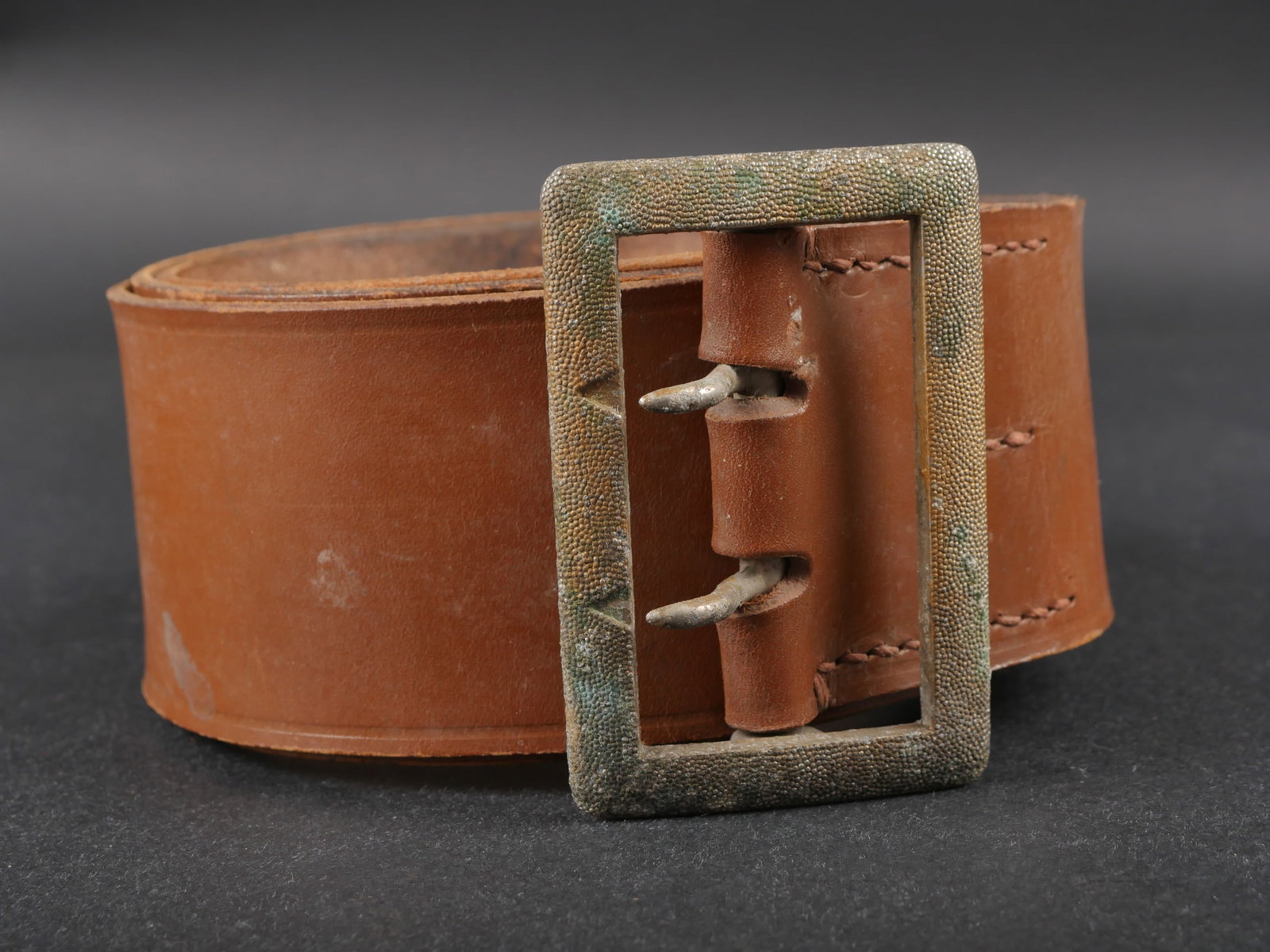 Ceinturon RZM. German RZM belt.: Ceinturon RZM. En cuir marron. Les passants de ceinturon sont presents. Boucle en metal grenele a deux ardillons, fortement oxydee. Fabrication RZM L2/256/38. A noter une certaine usure et patine de l