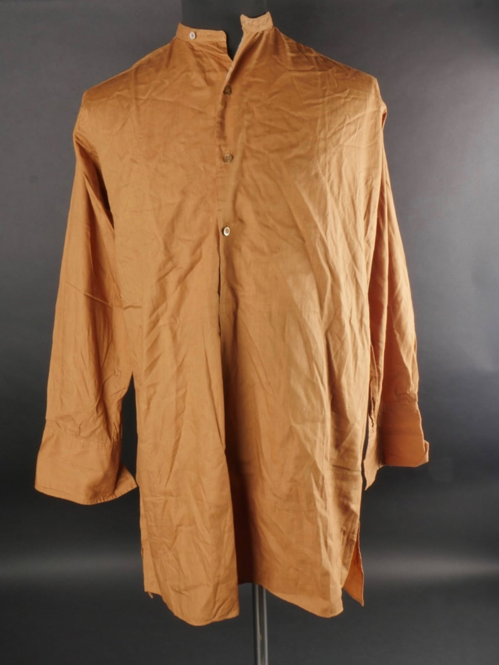 Chemise Politischer Leiter. Politischer Leiter shirt.: Chemise Politischer Leiter. En tissu soyeux kaki. Tous les boutons sont presents, modeles differents. Marquages dans le col L 609 657 41. A noter une legere usure et patine de la piece, ainsi que quel
