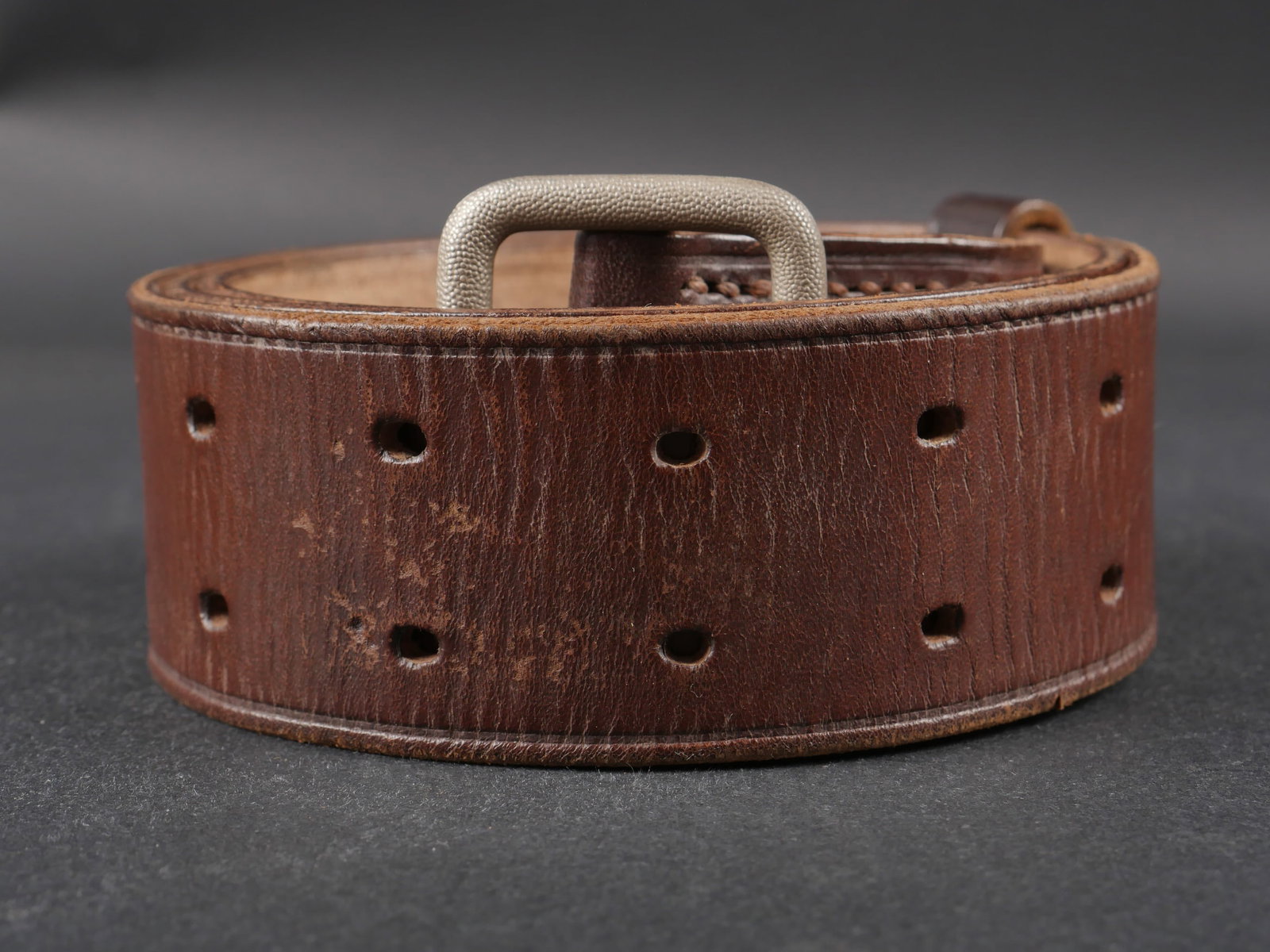 Ceinturon RZM. German RZM belt.: Ceinturon RZM. En cuir marron. Les passants de ceinturon sont presents. Boucle en metal grenele a deux ardillons, en tres bel etat. Fabrication RZM L2/371/42. A noter une certaine usure et patine de l