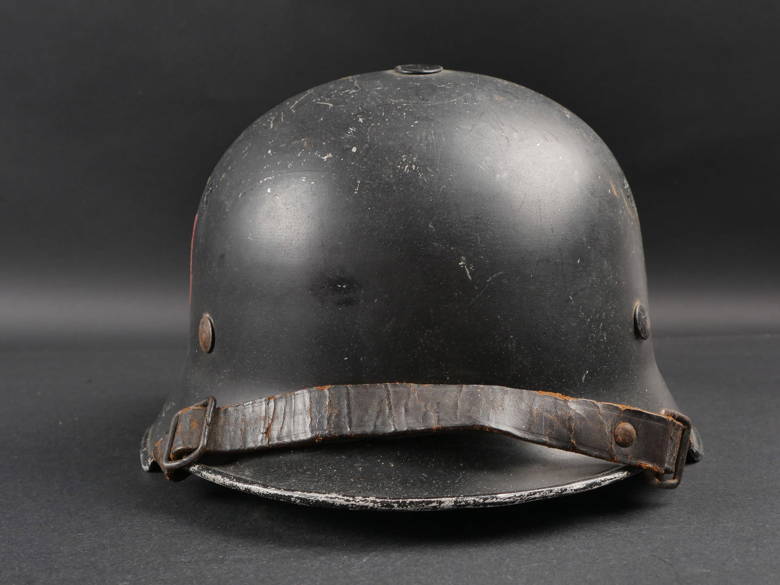 Casque de pompier du Reich. German Firefighter helmet.: Casque de pompier du Reich. En metal, couleur noire a 80%. Quelques marques d oxydation. Quatre points d aeration sur les cotes. Insigne de la Police a 80%. Insigne national gratte, present a 30%. Coi