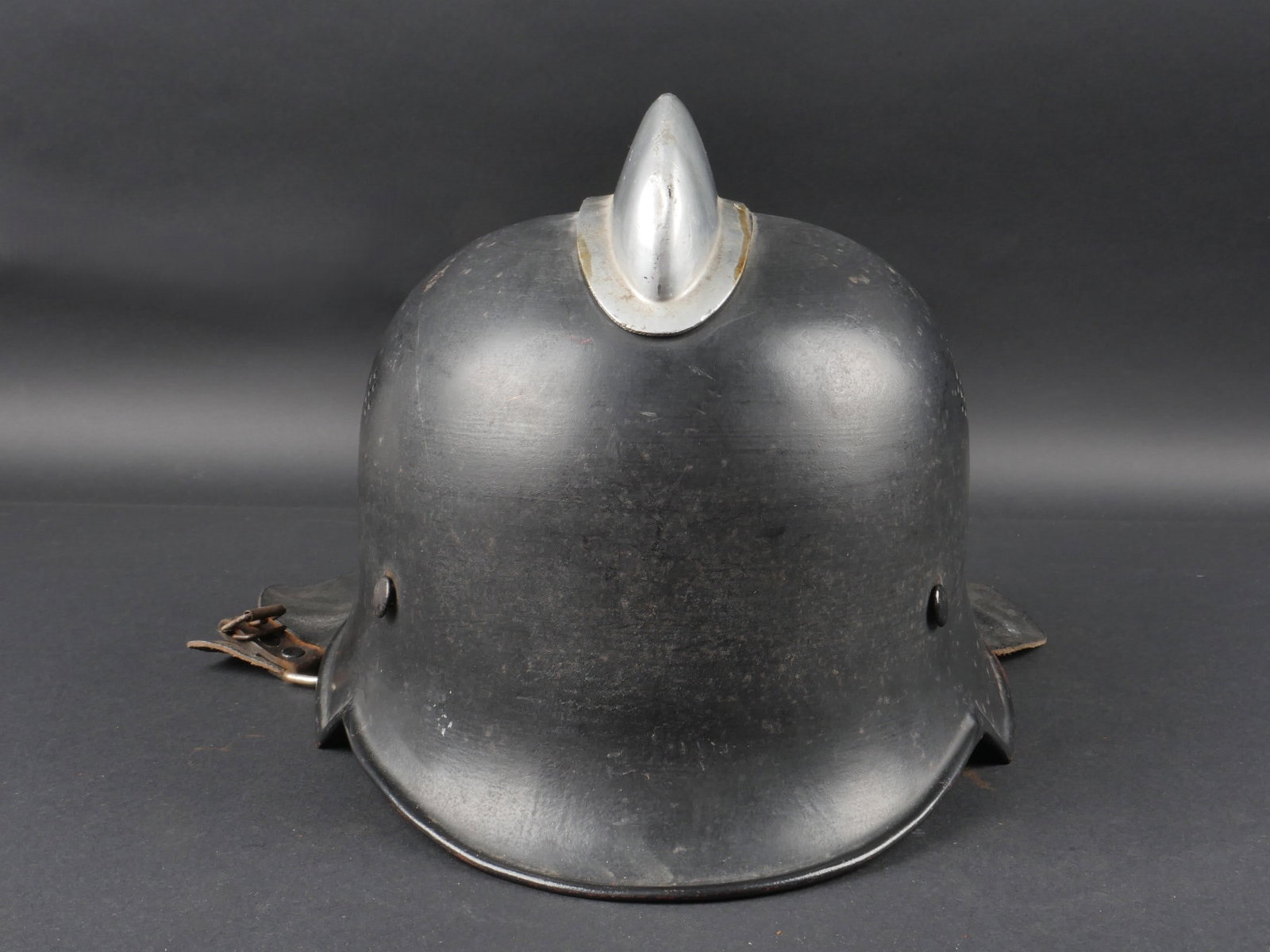 Casque de pompier du Reich. German Firefighter helmet.: Casque de pompier du Reich. Coque en metal. Peinture noire a 80%. Les insignes sont presents a 80 et 90 %. Cimier en aluminium. Quatre points d aeration sur les cotes. Coiffe en cuir complete avec son