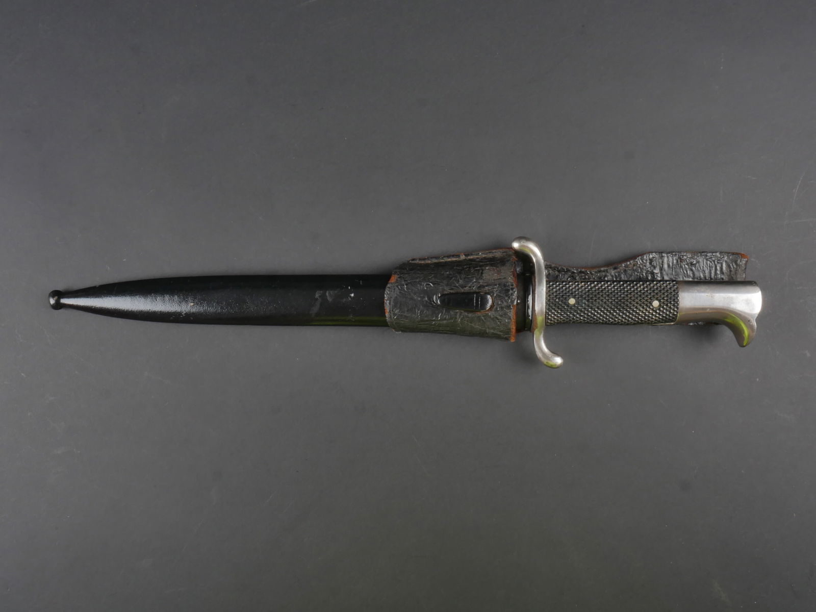 Baionnette de pompier. German Firefighter cap.: Baionnette de pompier. Garniture en metal nickele. Garde en S. Plaquettes en bakelite. Belle lame dans sa couleur d origine. Fabrication E Pack & Sohne Solingen. Fourreau en metal, visiblement repeint