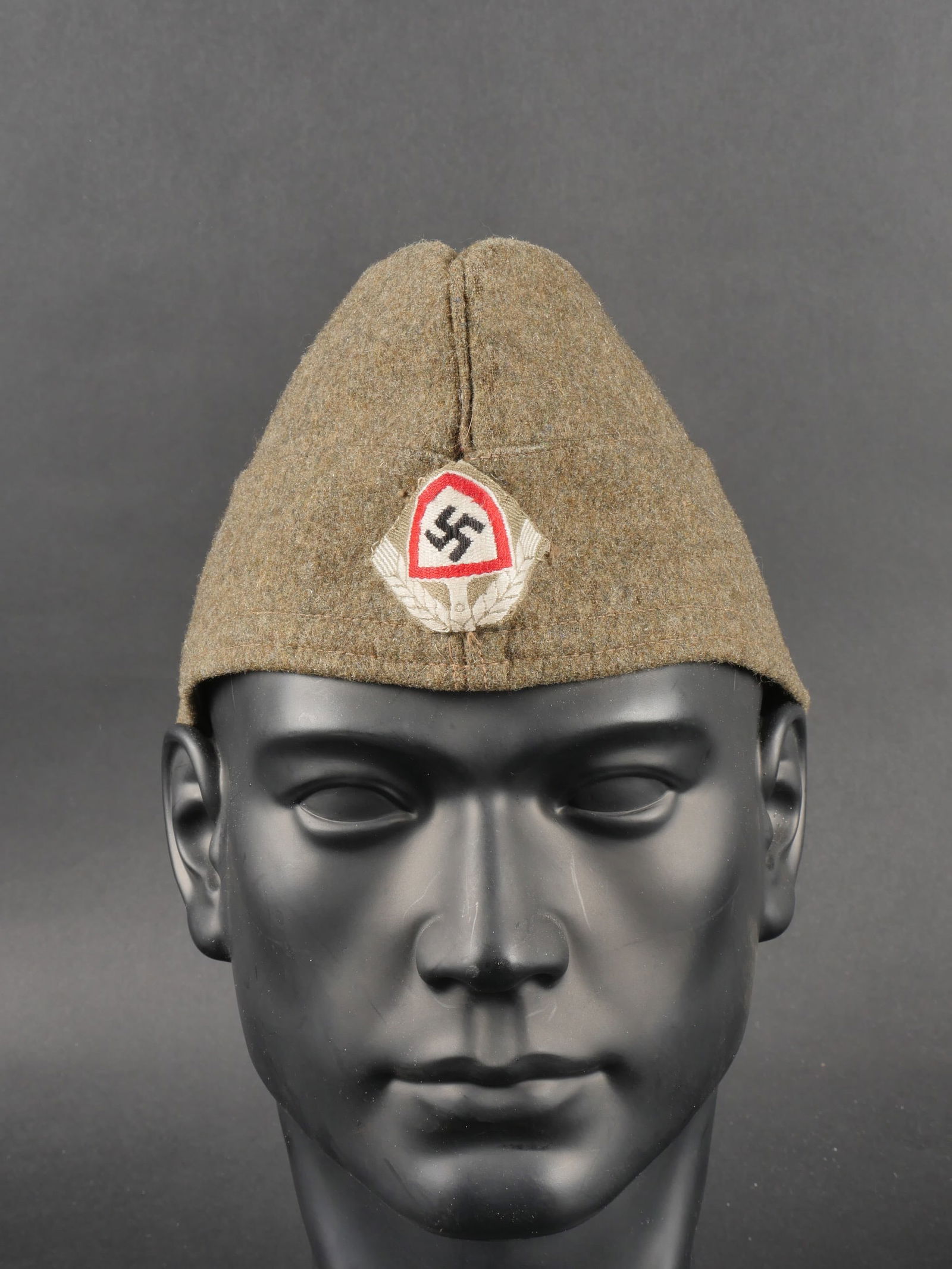 Calot RAD. German RAD garrison cap.: Calot RAD. En epais drap marron. Insigne du RAD tisse et cousu main. Interieur double en tissu creme. Marquages Th & H Bogen Berlin NO 55 B II 40. Date 2/40. Restes de marquages du costumier Faucheux.