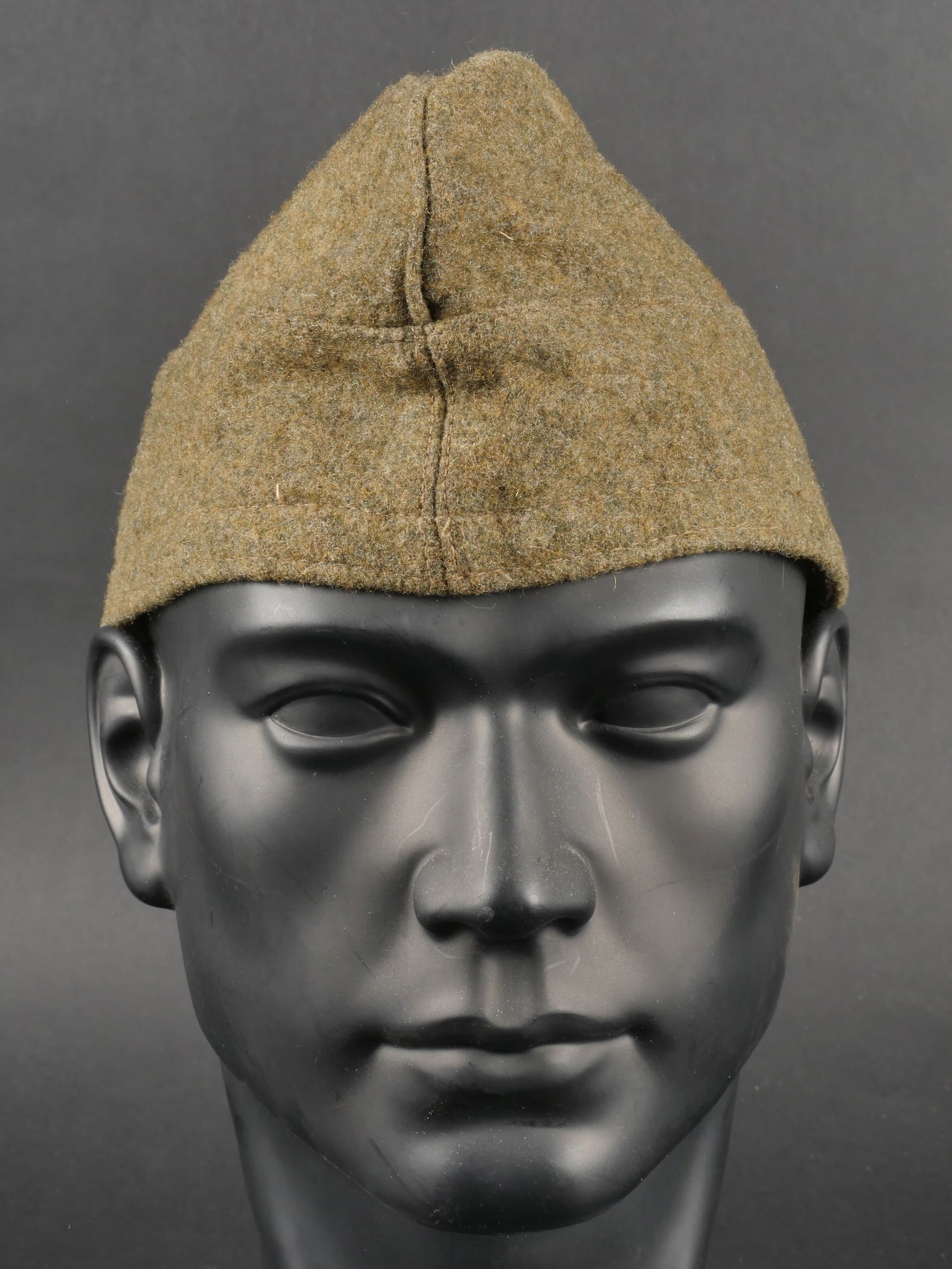 Calot RAD. German RAD garrison cap.: Calot RAD. En drap marron. Depourvu d insignes. Deux œillets d aeration. Interieur double en tissu coton blanc. Tampon du fabricant Clemens Wagner Braunschweig 340. Tampon RAD partiellement illisible