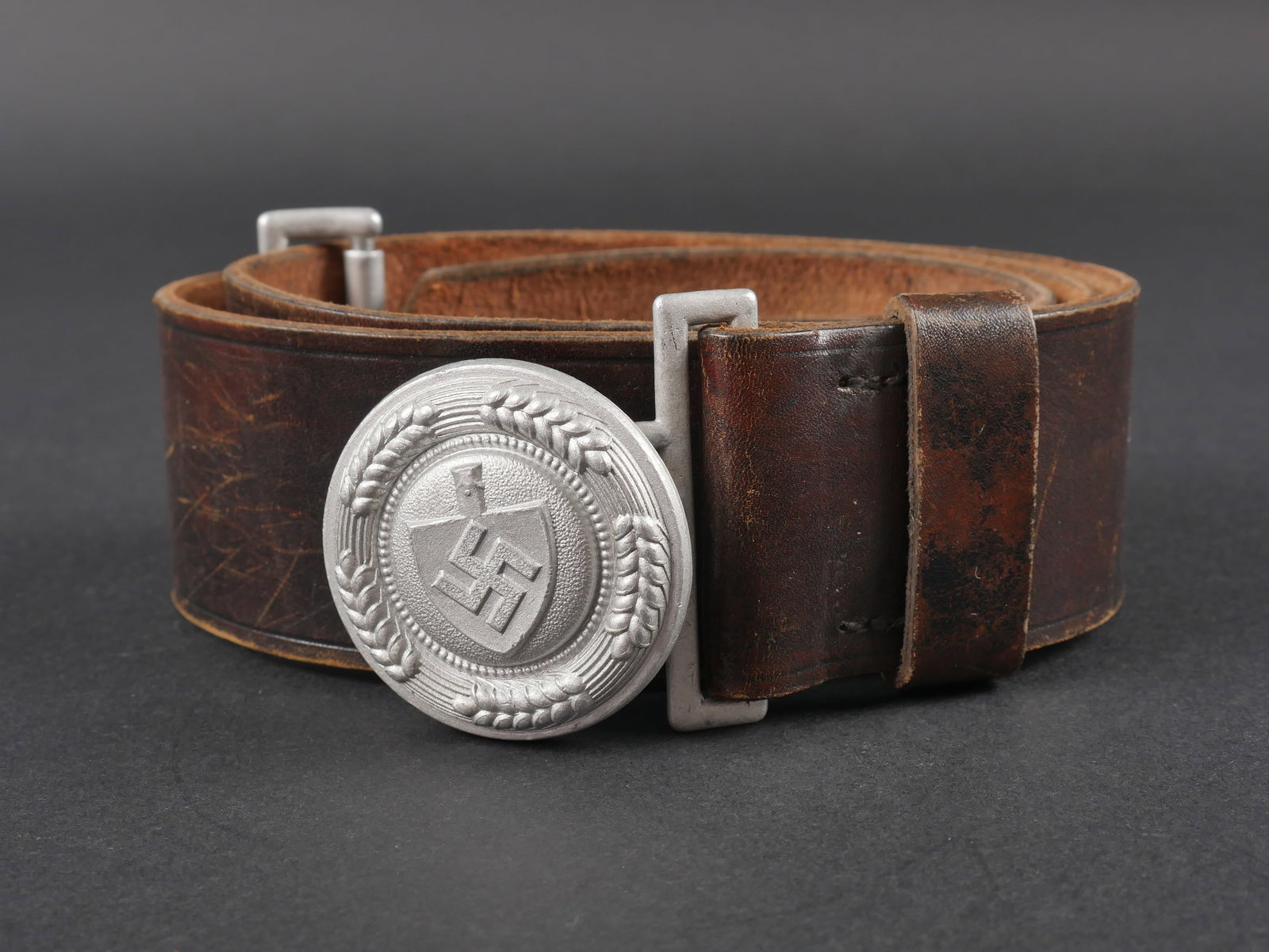 Ceinturon officier RAD. German RAD officer belt.: Ceinturon d officier RAD. En cuir marron fonce. Bouclerie en aluminium. Un passant de ceinturon en cuir. Sans marquages visible. Boucle d officier en aluminium, marquages Ges Gesch. Les autres marquag