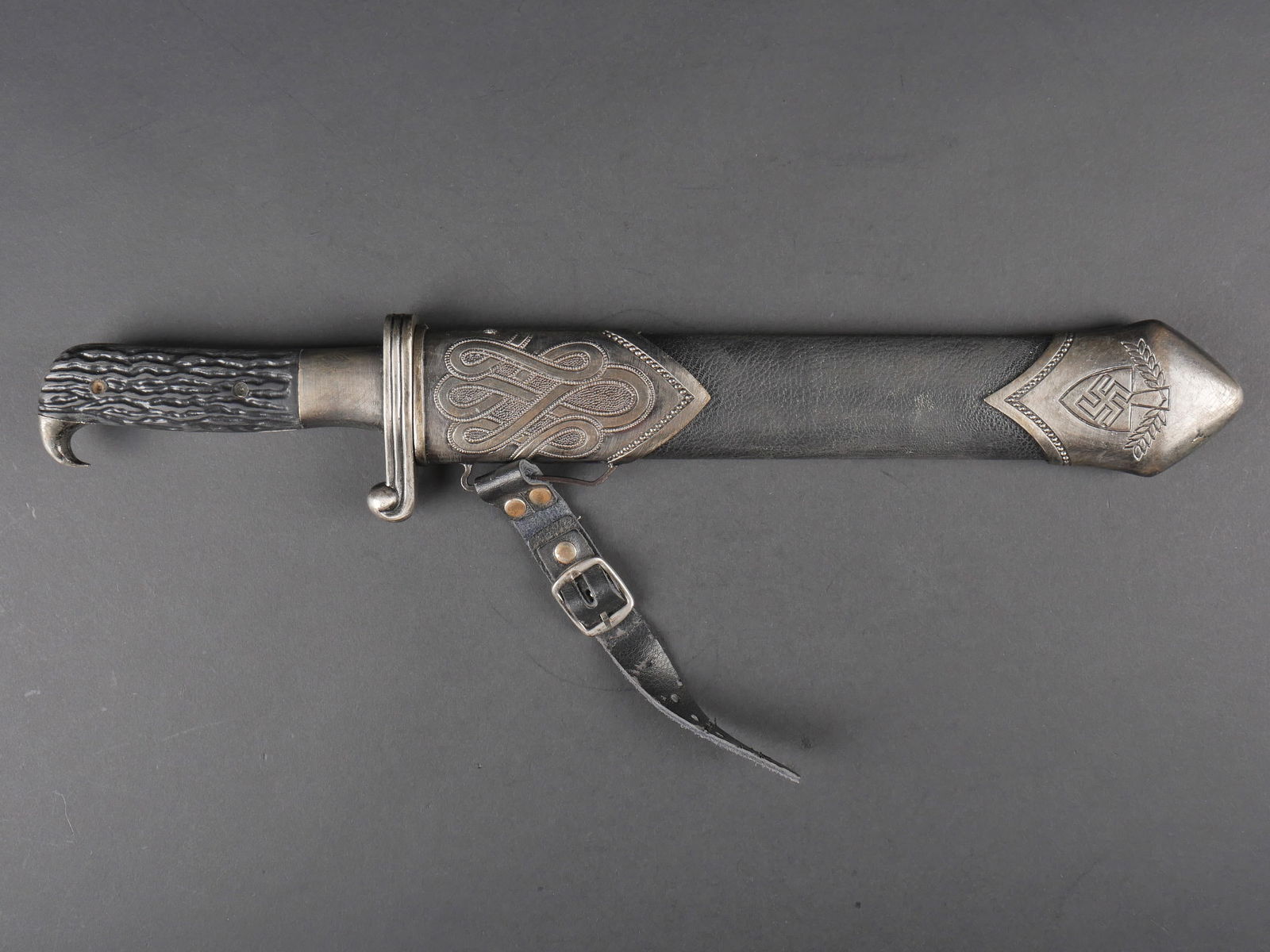 Fendoir RAD. German RAD dagger.: Fendoir RAD. Garnitures en metal, bon etat. Plaquettes en imitations cornes de cerf, visiblement posterieure. Lame complete, mais fortement usee, belle devise Arbeit Adelt, couleur absente. Marquages