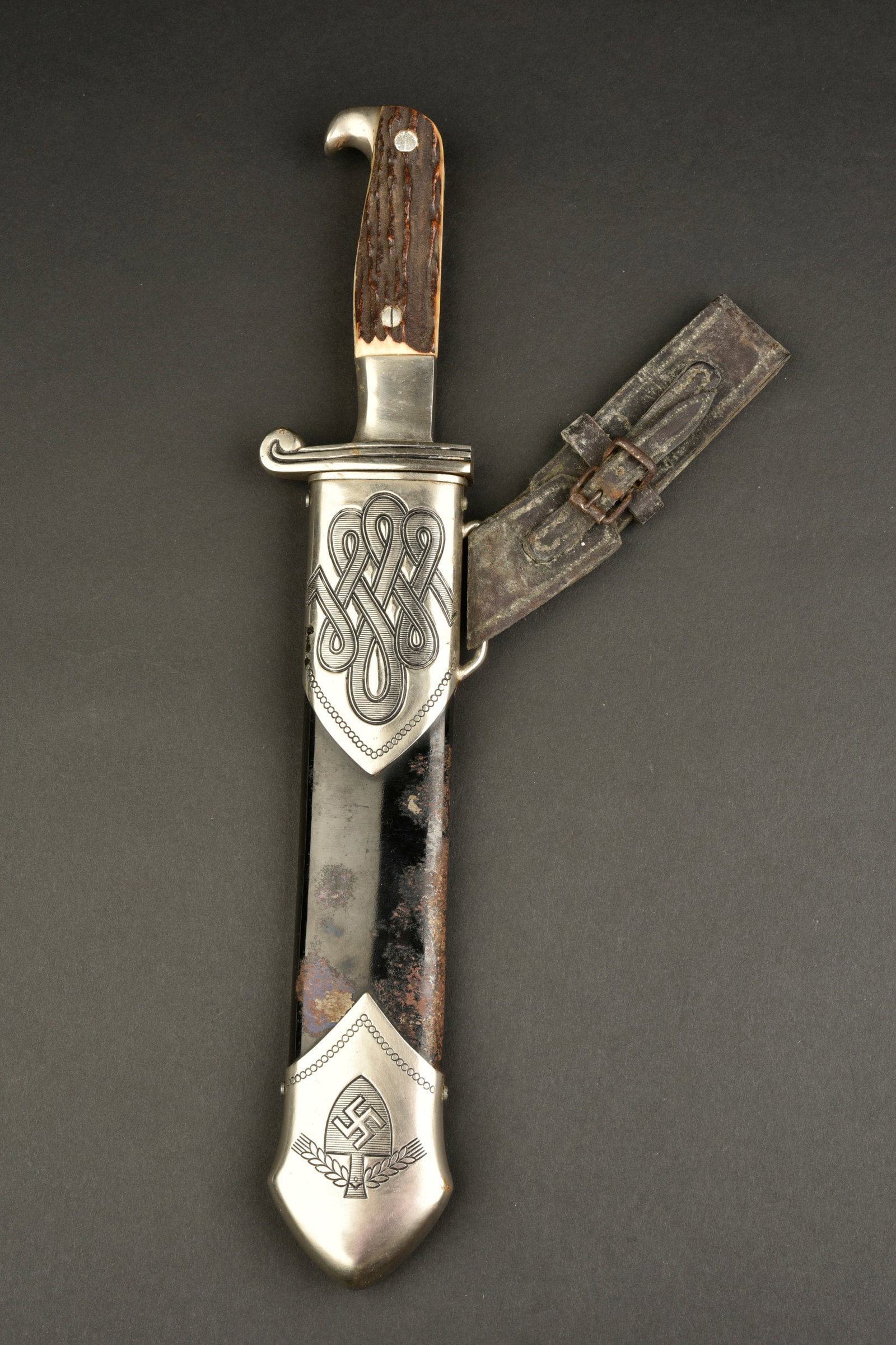 Fendoir RAD. German RAD dagger.: Fendoir RAD. Garniture en metal nickele. Plaquettes en fausse corne maintenues par deux rivets. Belle lame presentant quelques taches et marques d usures. Devise Arbeit Adelt. Fabrication Ges Gesch ED