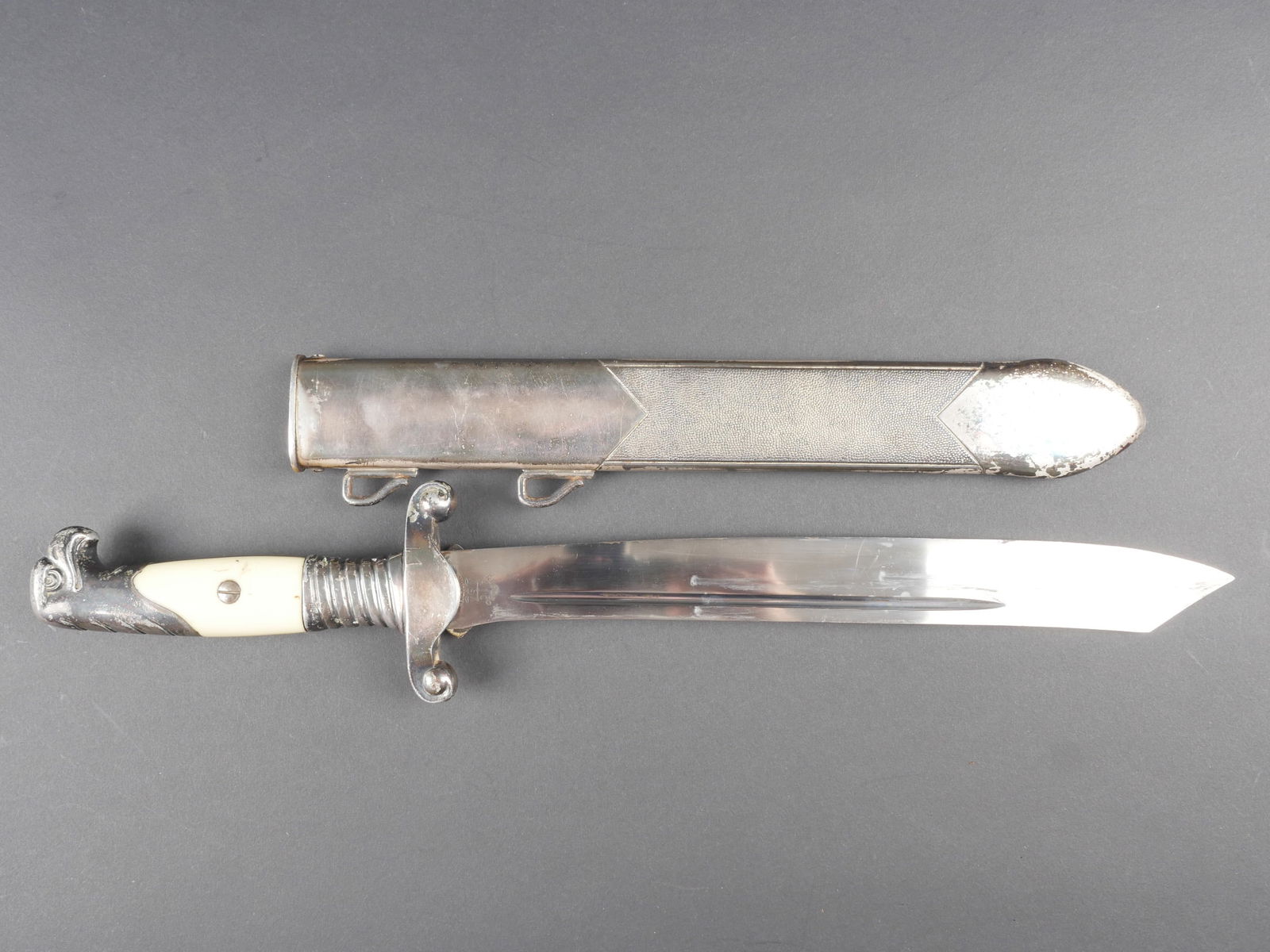 Dague d officier RAD. German officer dagger.: Dague d officier RAD. Garniture en metal en bon etat. Plaquettes en celluloid blanche. Belle lame disposant de la devise Arbeit Adelt. Fabrication Alcoso Solingen. Quelques manques sur le fil de la la