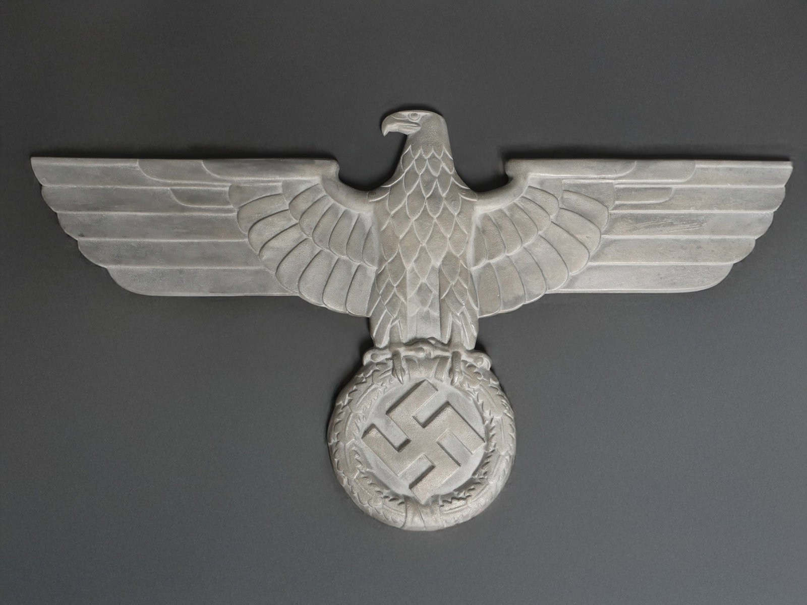 Aigle de wagon. German wagon eagle.: Aigle de wagon allemand. En metal. Couleur argent a 70%. Quatre points de fixation. Fabrication GAL MG PF au dos. Dimensions 38 x 70 cm. A noter une certaine usure et patine de la piece. Etat II+. Ger