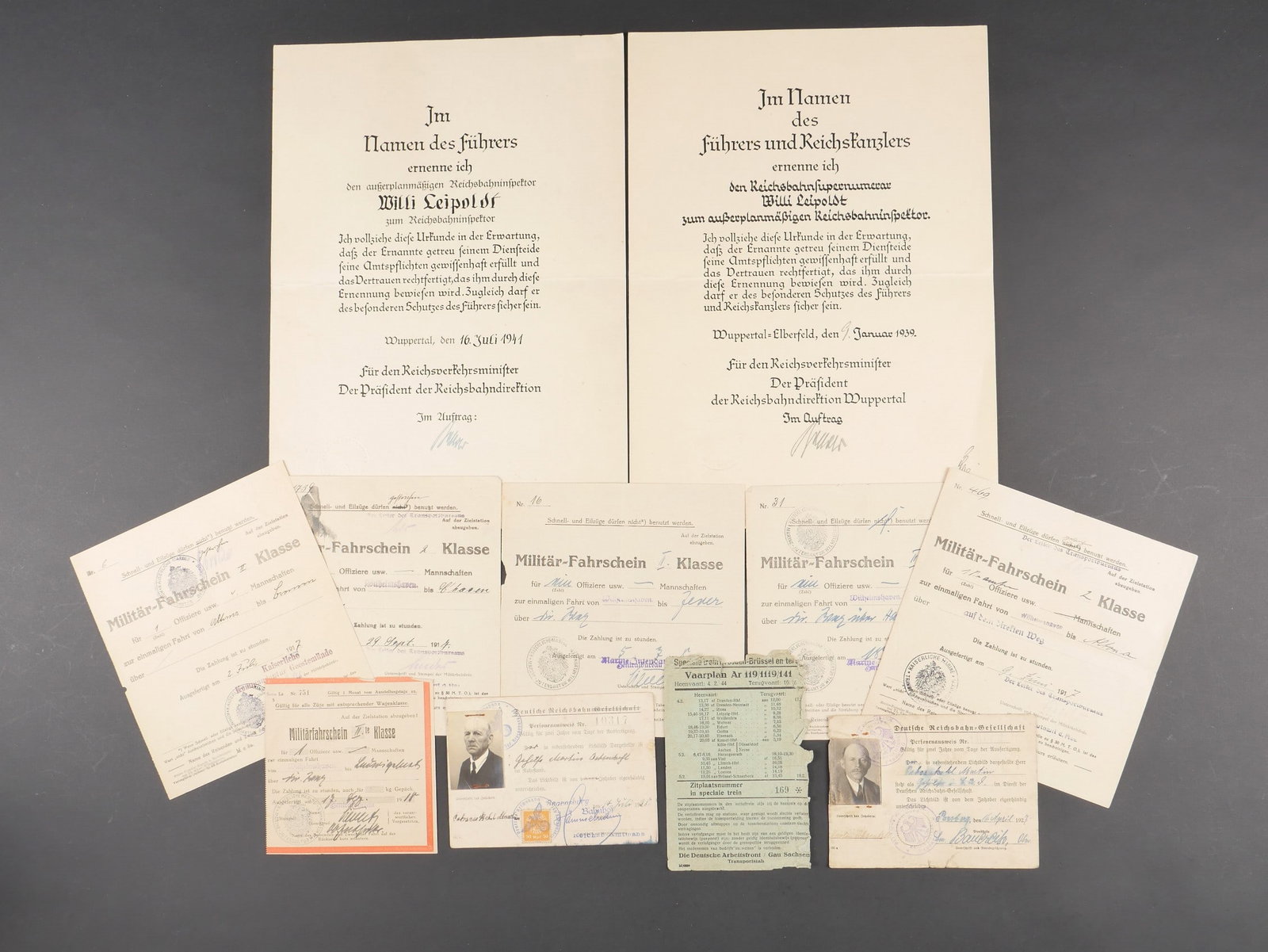 Documents Reichsbahn. Reichsbahn documents.: Documents de la Reichsbahn. Comprenant un diplome de promotion attribue au Reichsbahninspektor Willi Leipoldt, le 16 juillet 1941, signature autographe. Un diplome de promotion attribue au Reichsbahni