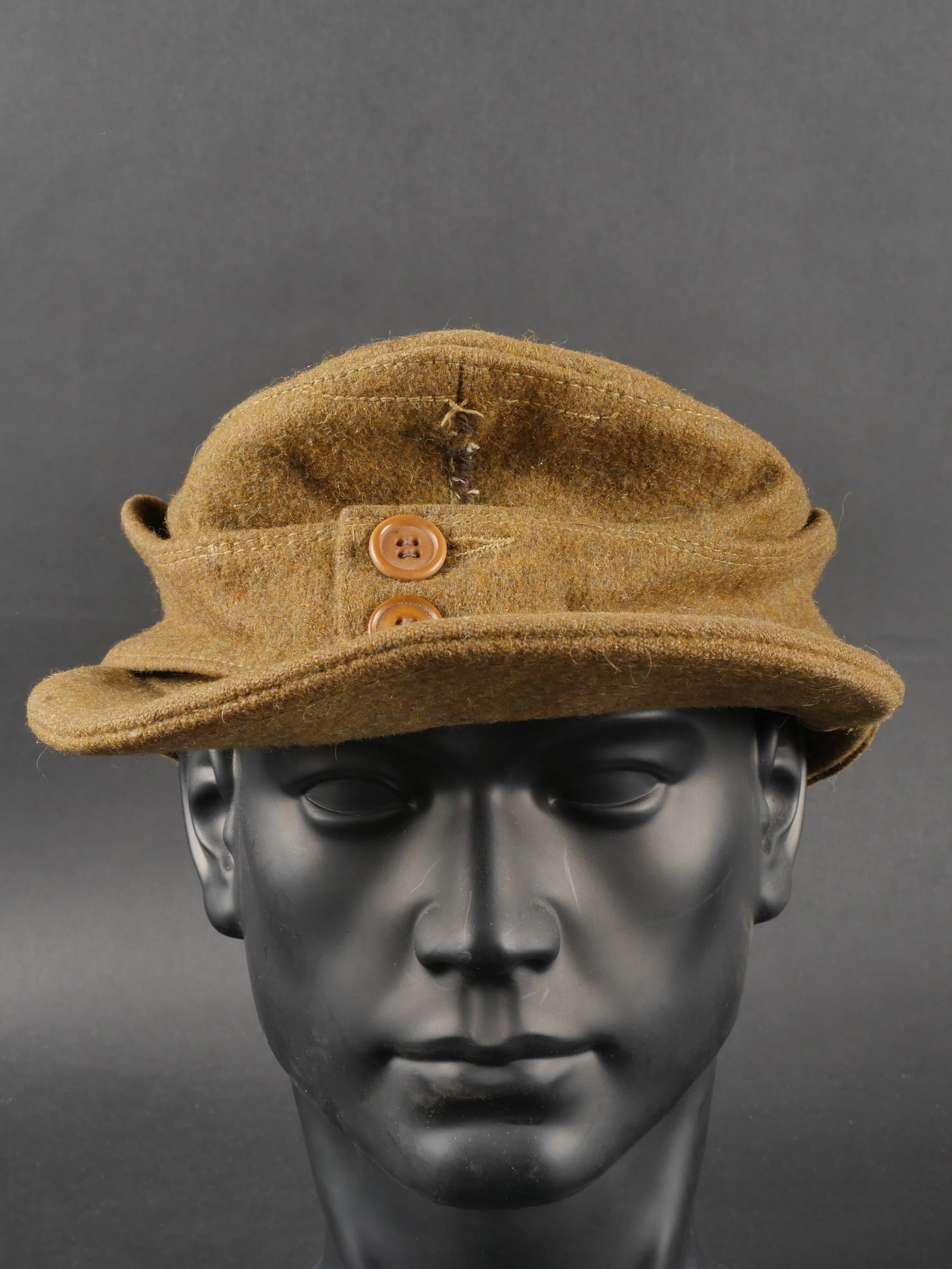 Casquette SA Wehrmannschaft. German SA cap.: Casquette M-43 SA Wehrmannschaft. En drap marron. Deux boutons de type civil permettant de fermer le rabat. Depourvue d insignes. Interieur double en tissu marron, quelques trous et manques. Etiquette
