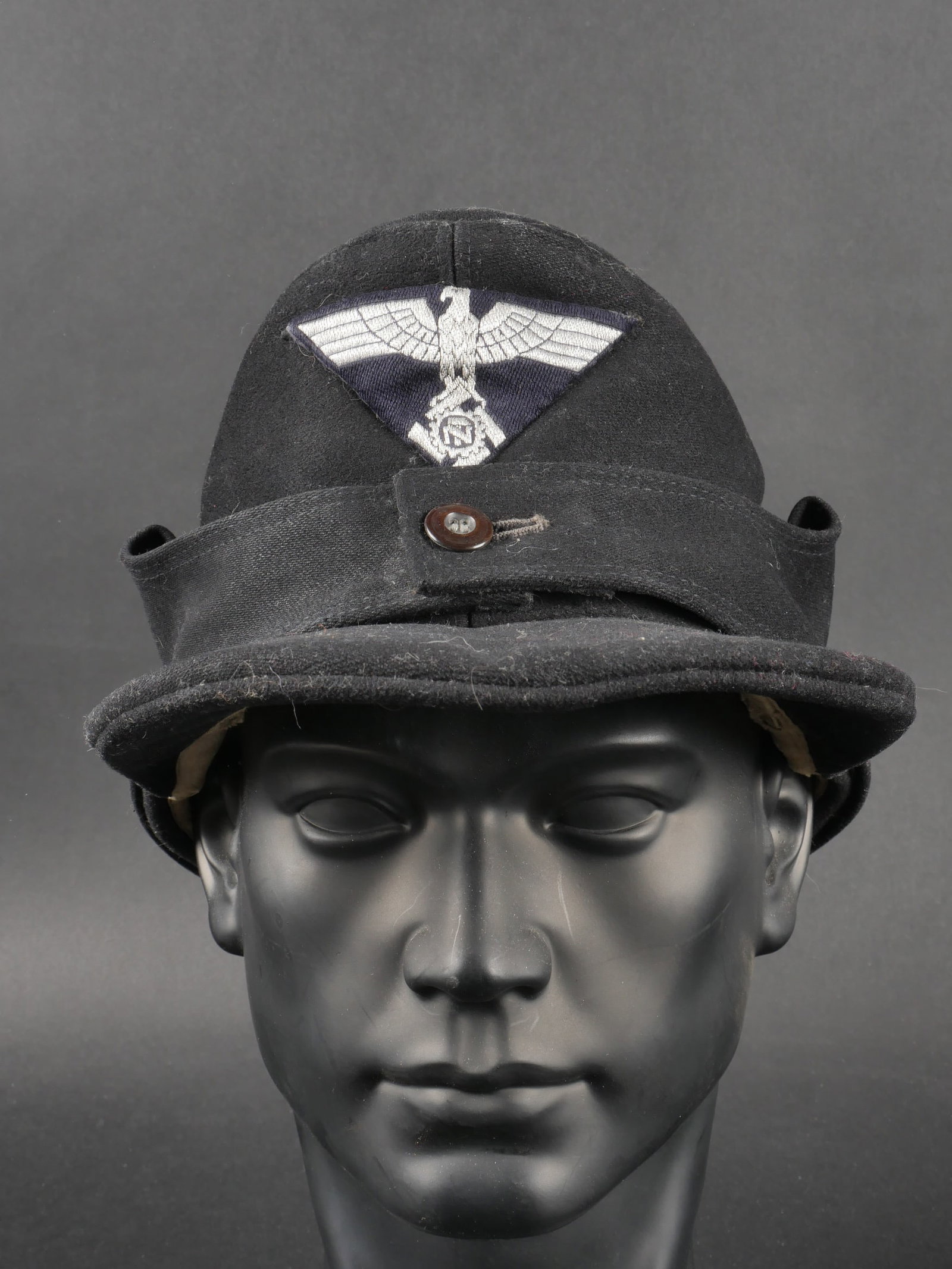 Casquette M-43 Teno. German Teno cap.: Casquette M-43 du Teno. En drap noir. Un bouton de type civil fermant le rabat. Insigne tisse du Teno, couture visiblement d origine. Interieur double en satinette blanche, presentant quelques accrocs