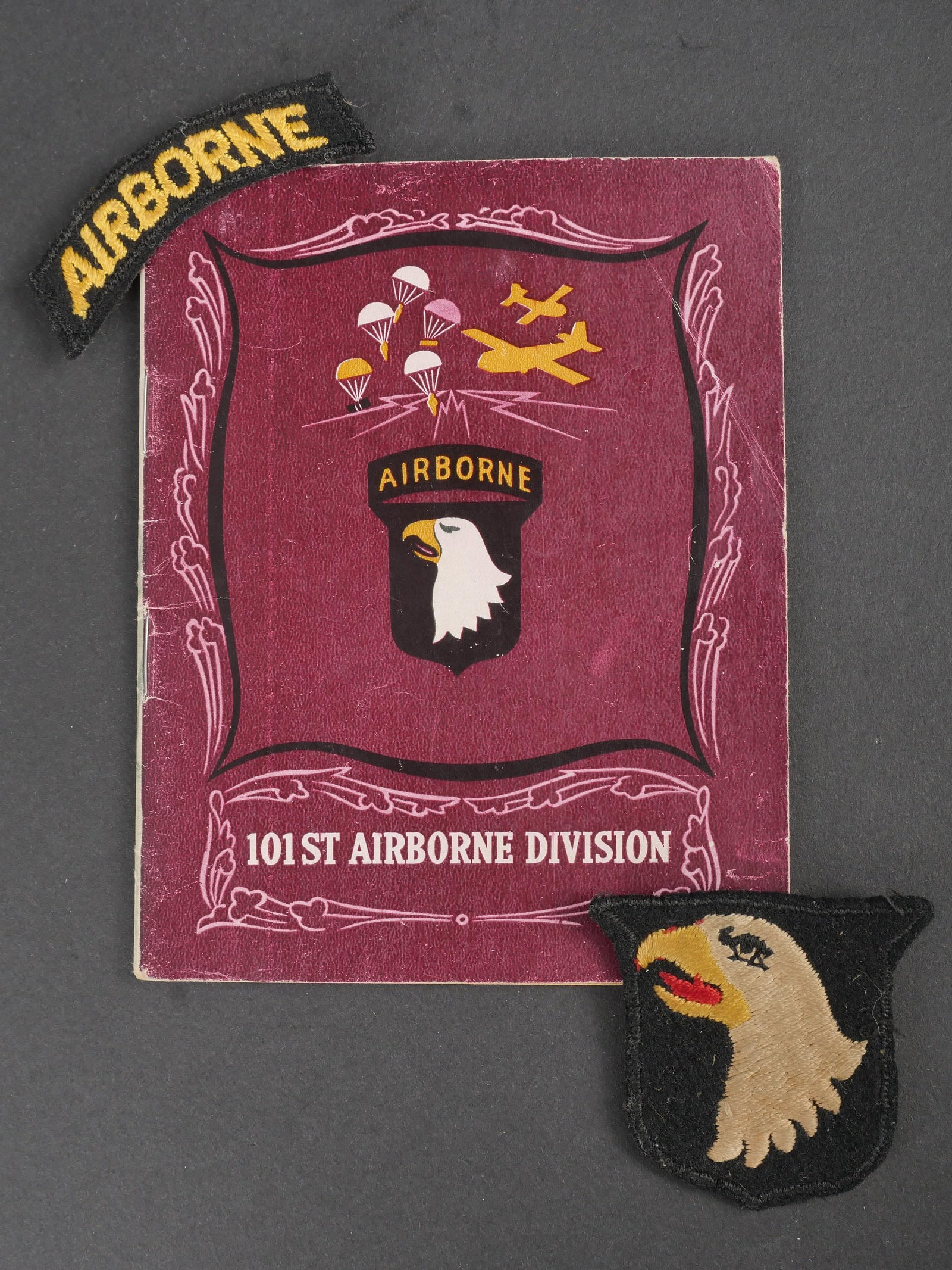 Livret et patch de la 101st Airborne. Booklet and patch of the 101st Airborne.: Livret et patch de la 101st Airborne. Livret intitule Airborne 101st Airborne Division. Texte en anglais, couverture en couleur. Livret retracant le parcours de la 101st Airborne en Europe. Un insigne