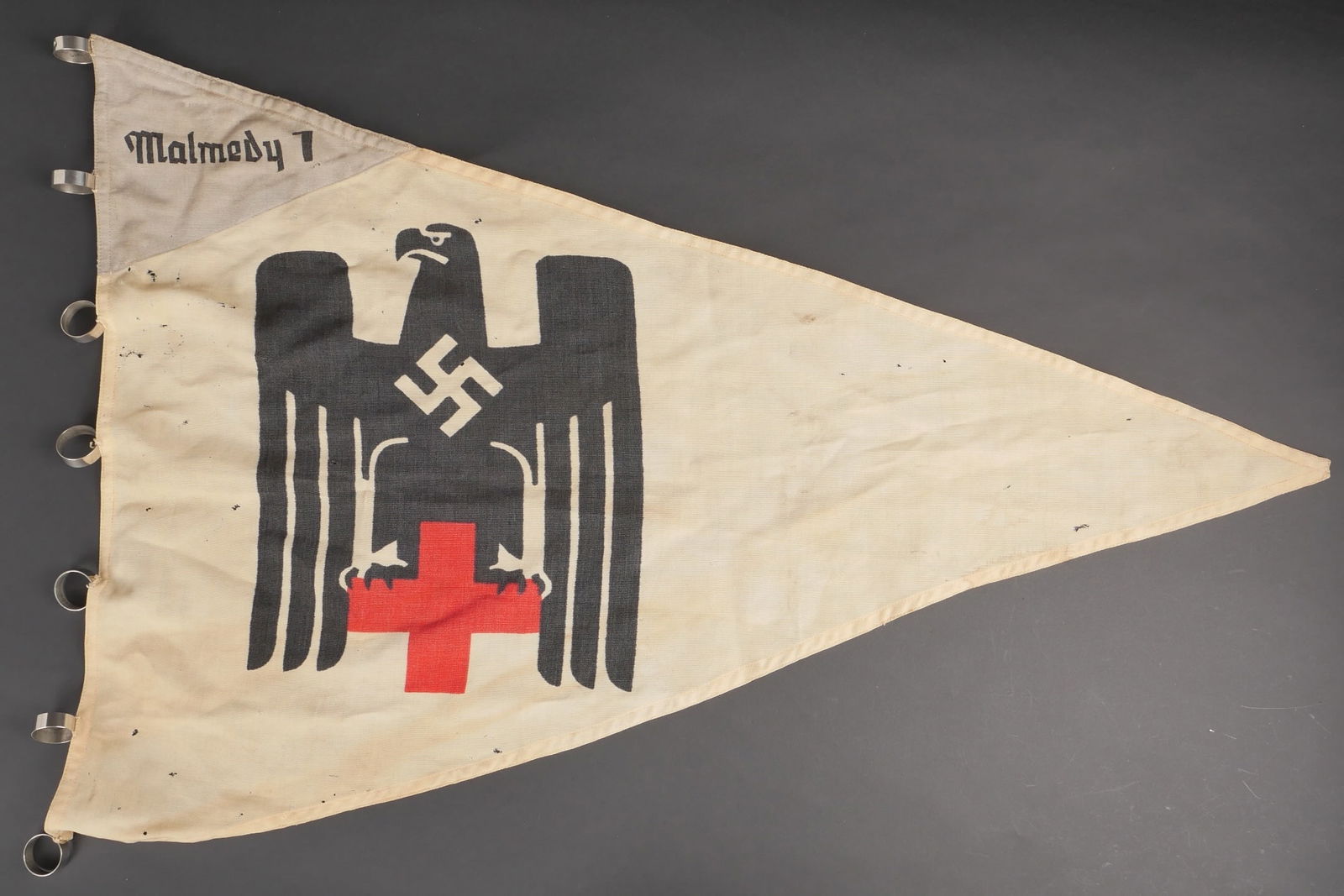 Drapeau DRK Malmedy. German DRK Malmedy flag.: Drapeau DRK de la ville de Malmedy. Piece en tissu de coton blanc, se presentant sous la forme d un fanion triangulaire biface. Un bel aigle du DRK s y trouve imprime. Une piece imprimee et rapportee