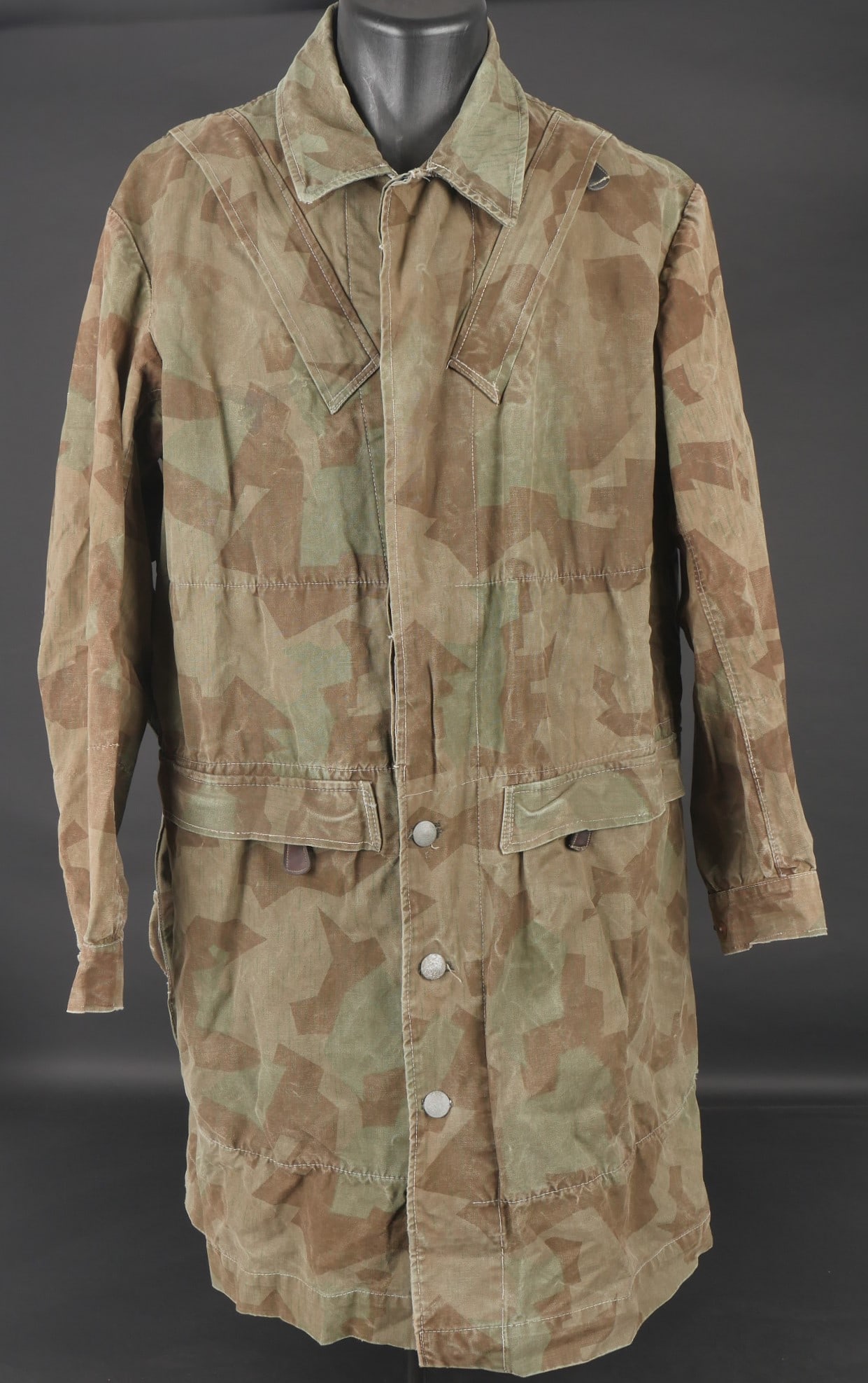 Blouse de parachutiste allemand. German Paratrooper Tunic: Blouse de parachutiste allemand, du modele en toile camoufle eclat, tous ses boutons sont presents, certains sont meme toujours dans leur couleur d origine. Les fermetures eclairs de la poche de la ha