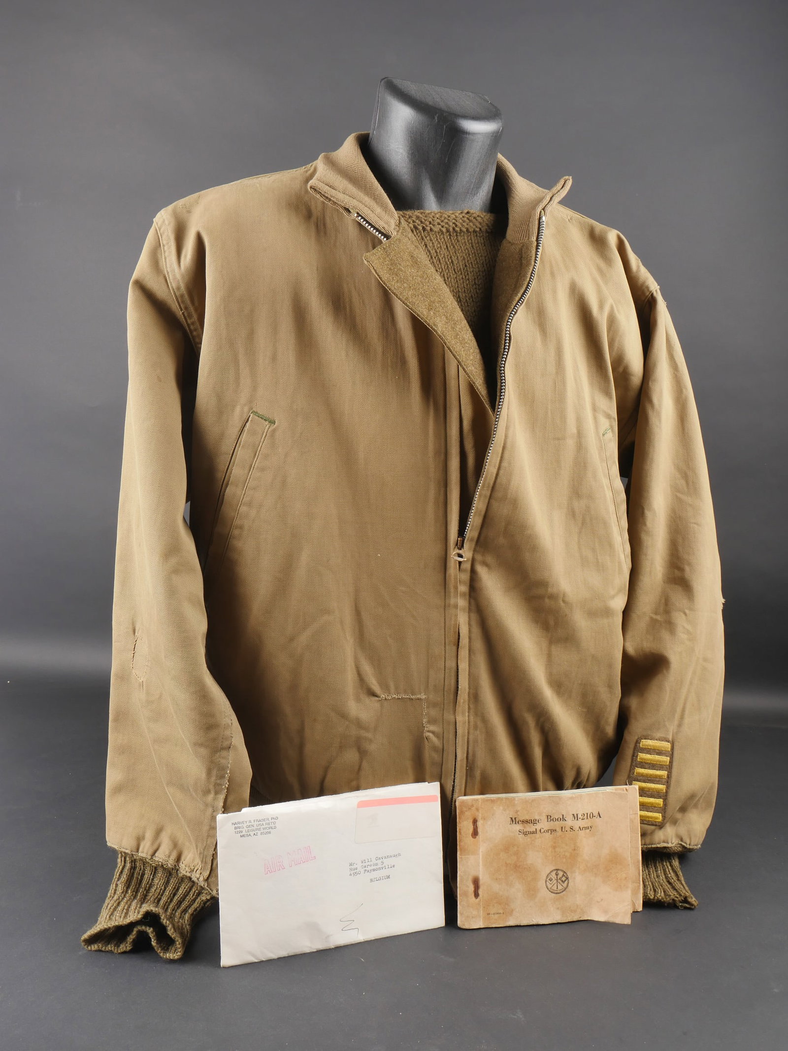 Blouson de tankiste de Harvey Fraser. Tanker jacket of Harvey Fraser.: Blouson de tankiste de Harvey Fraser, commandant du 51st Engineer Combat Battalion. Piece en popeline kaki dont les feutrines du col et des bas de la veste sont en tres bon etat. Les feutrines au bas 
