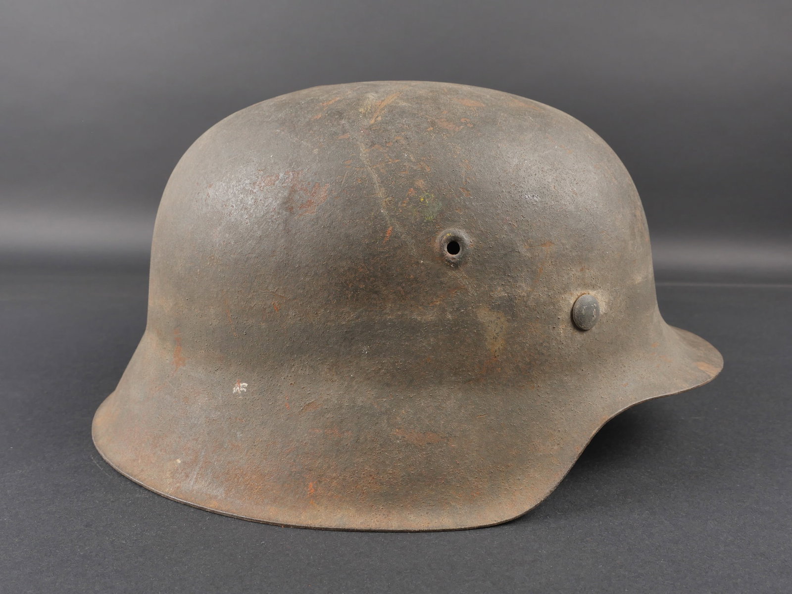 Casque allemand provenant de Wardin. German helmet from Wardin.: Casque allemand. Coque de casque M-42. Fabrication ET en taille 68, numero de lot 2143. Les rivets sont presents. La peinture est presente a 70%. On peut voir la trace d une bande circulaire faisant l