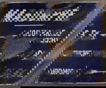 Panneau directionnel.: Panneau directionnel en metal emaille bleu, portant l’inscription Mabompre avec indication directionnelle vers Houffalize. Presente quatre points de fixation. L’email est lacunaire par endroits,