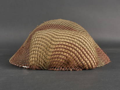 Casque britannique. British Helmet.: Casque britannique compose d’une coque de casque MKII sans marquages visibles. La coiffe interieure est complete et datee 1943. La jugulaire de type MKIII est egalement complete. Un filet de